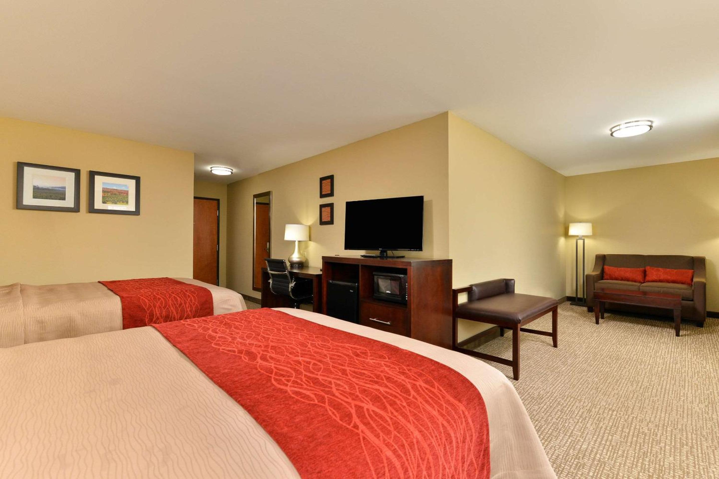 One-Bedroom Queen Suite With Sofa Bed photo 2