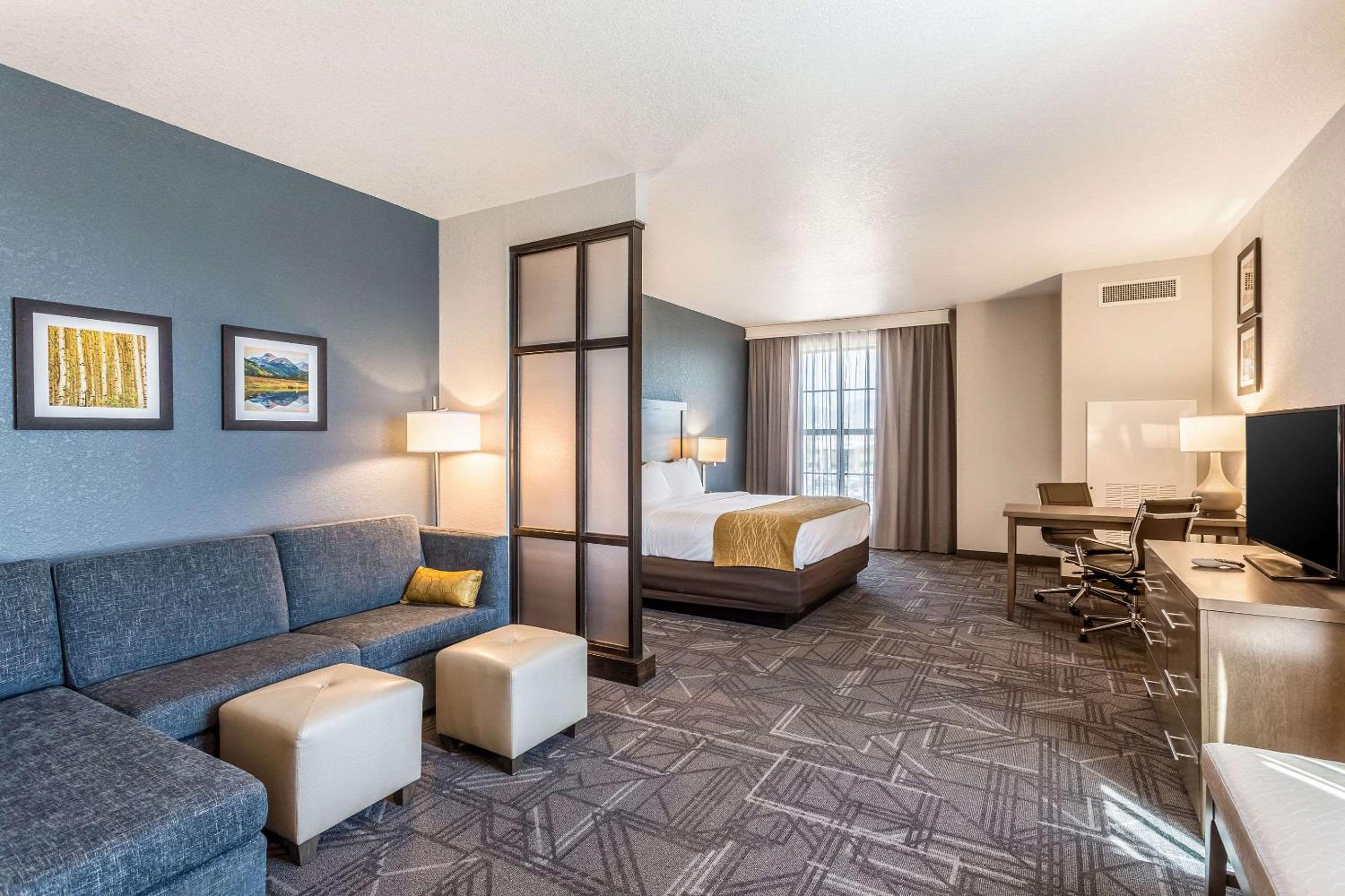 King Suite - Accessible/Non-Smoking photo 2
