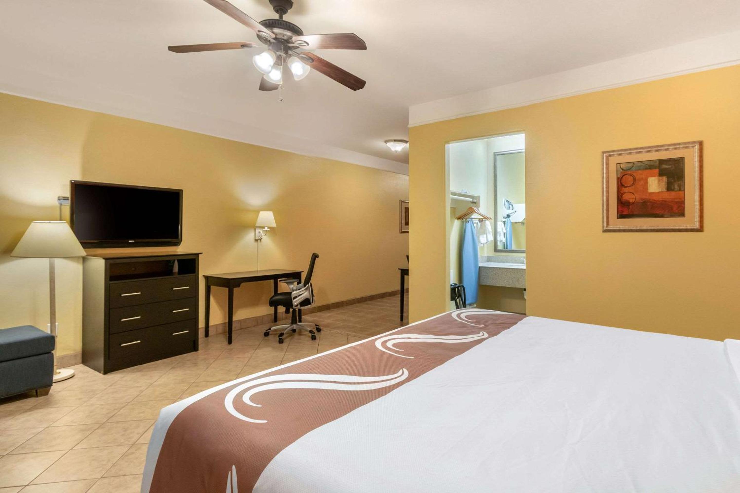 King Suite - Non-Smoking - Photo 1