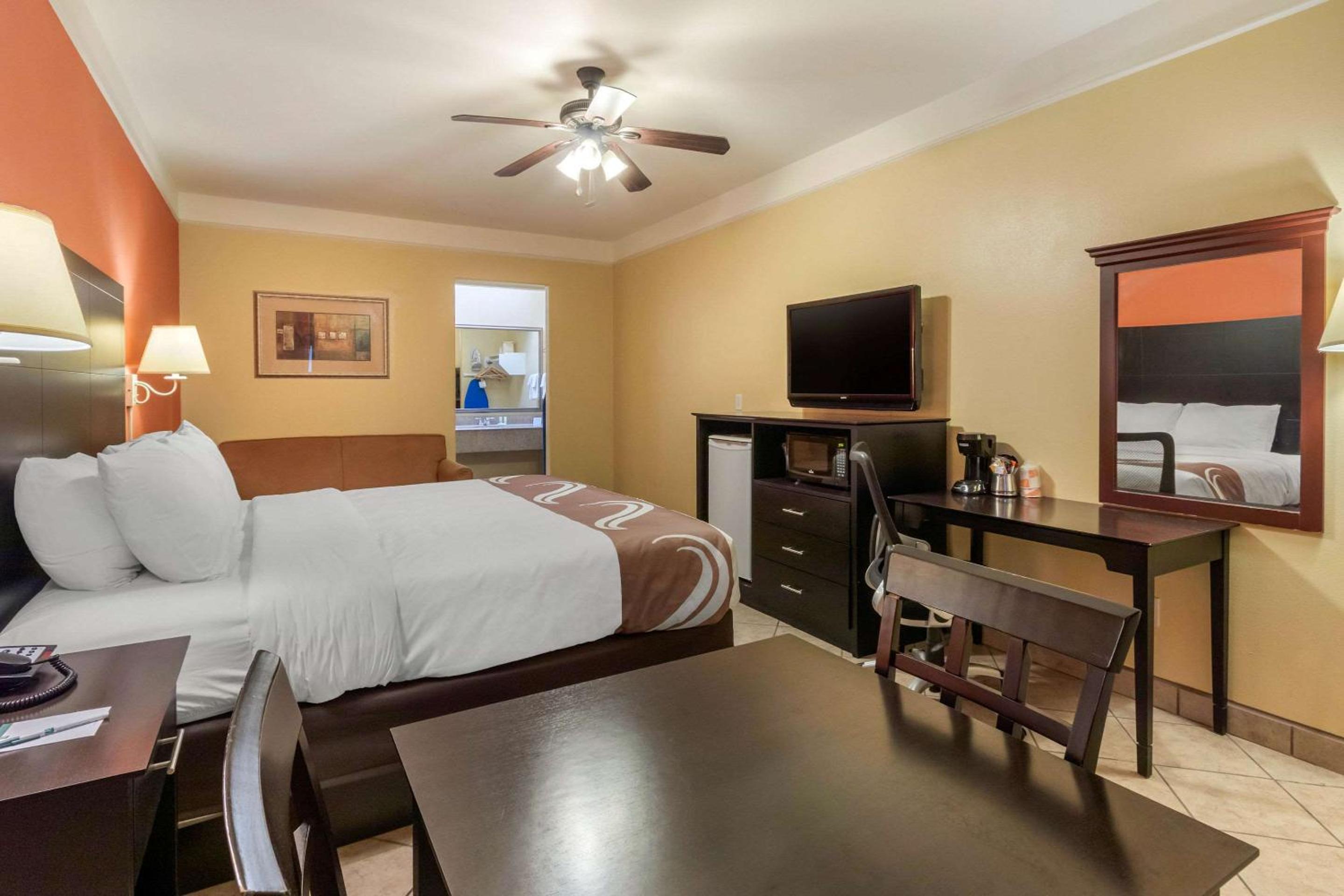 King Room - Non-Smoking - Photo 2