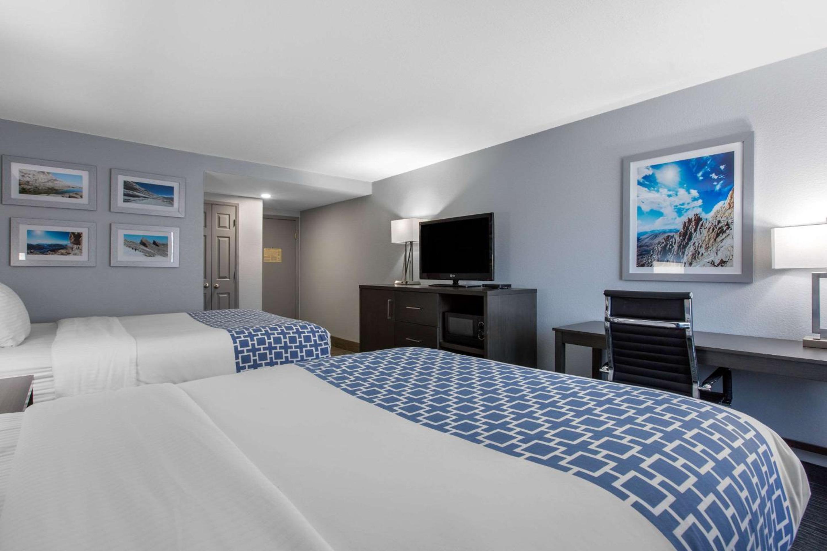 Queen Room with Two Queen Beds - Non-Smoking - Photo 3