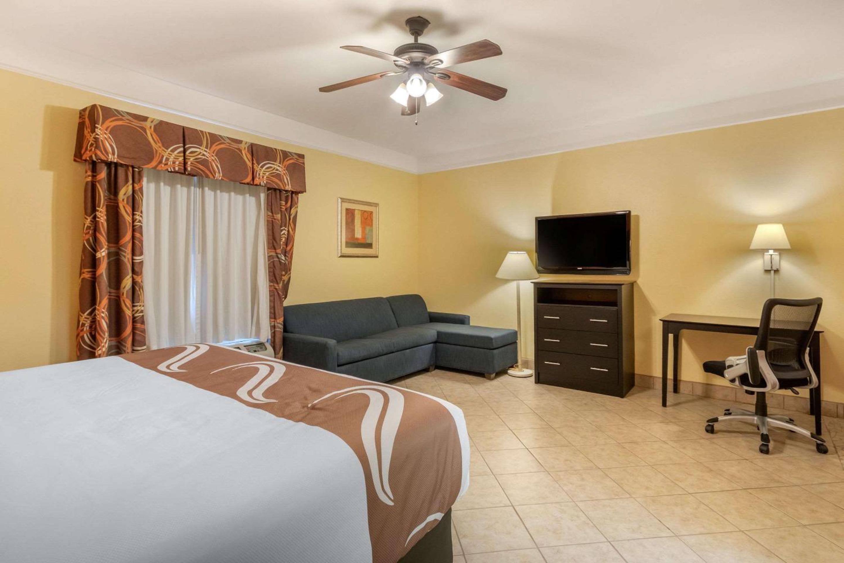 King Suite - Non-Smoking - Photo 4