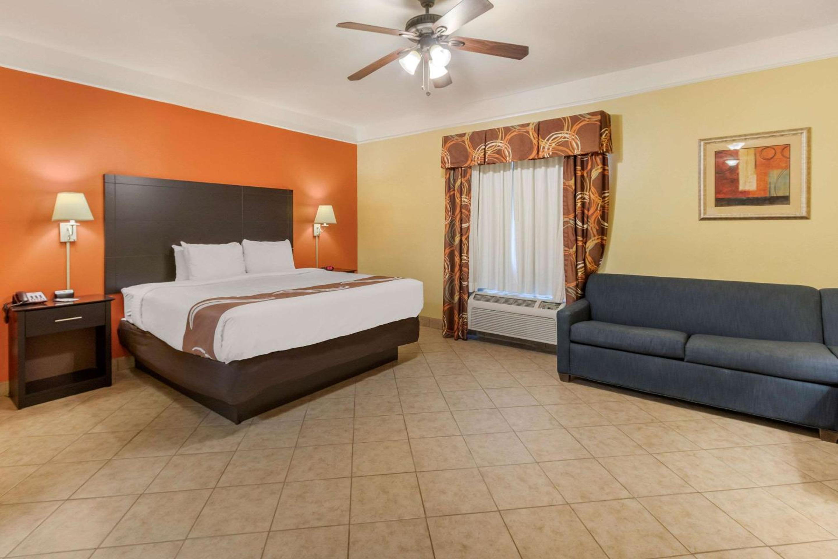 King Suite - Non-Smoking - Photo 3