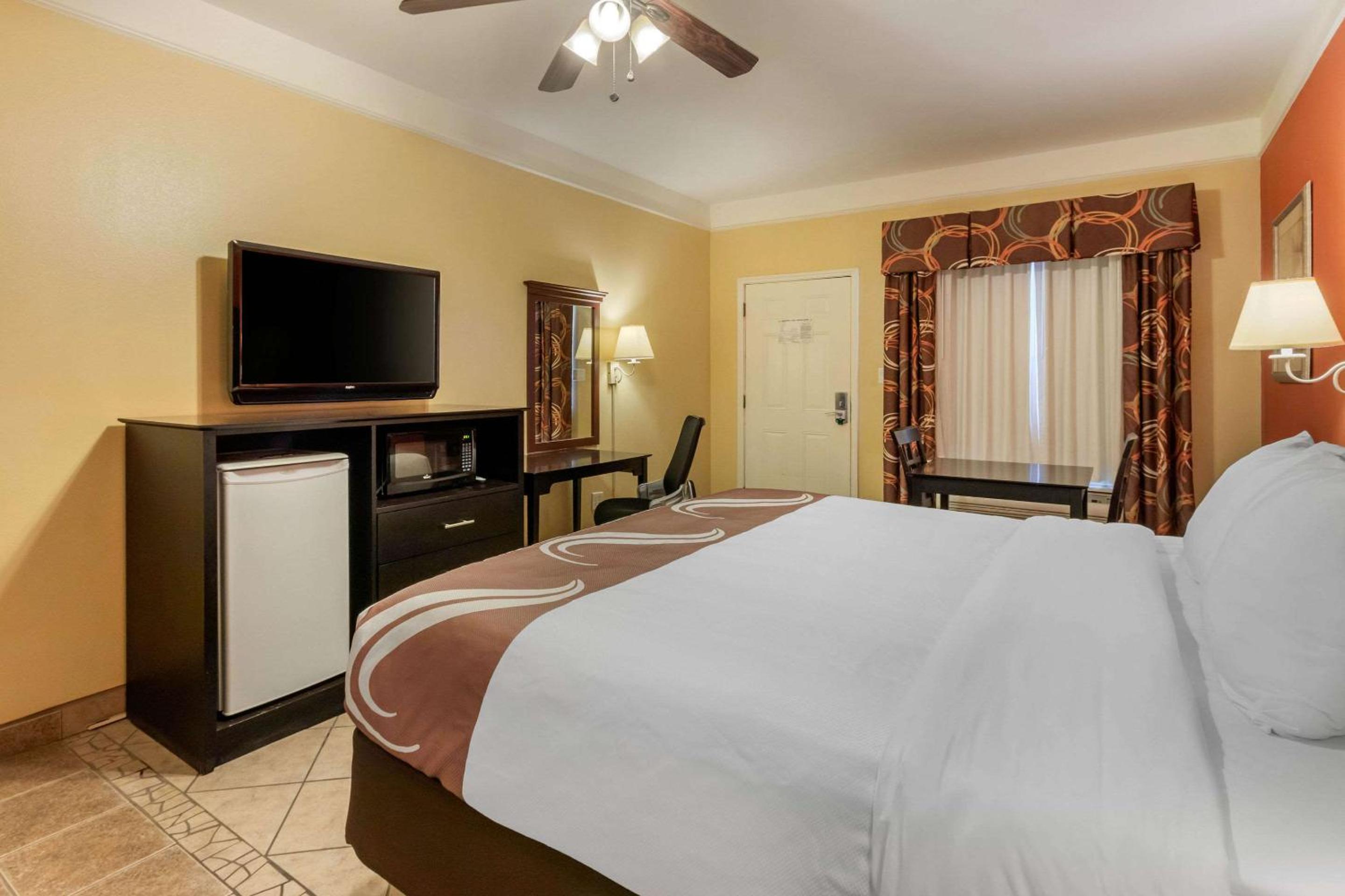 King Room - Non-Smoking - Photo 3