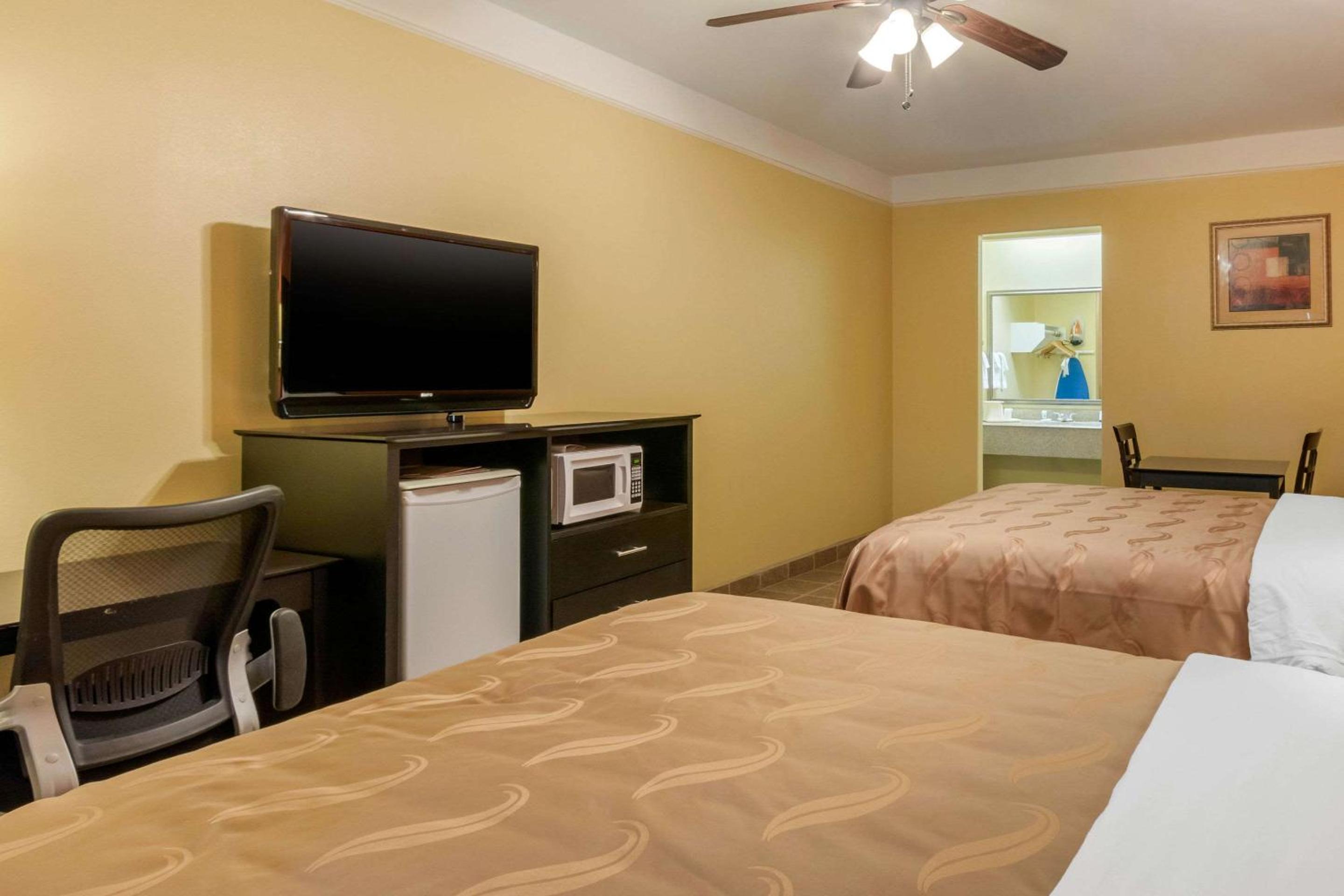 Queen Room with Two Queen Beds - Non-Smoking - Photo 2