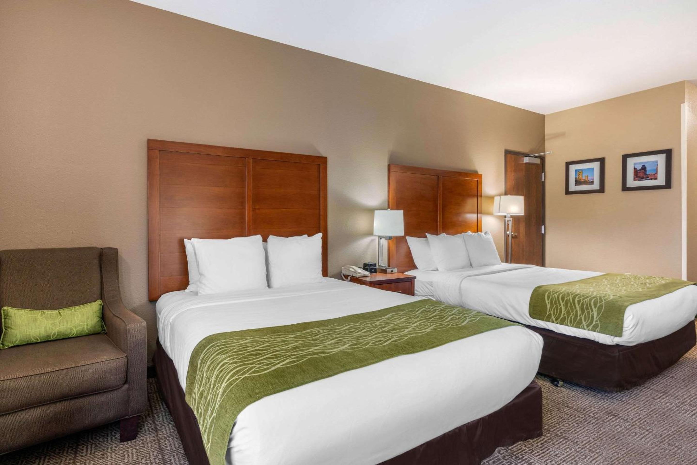 Queen Room with Two Queen Beds - Non-Smoking - Photo 4