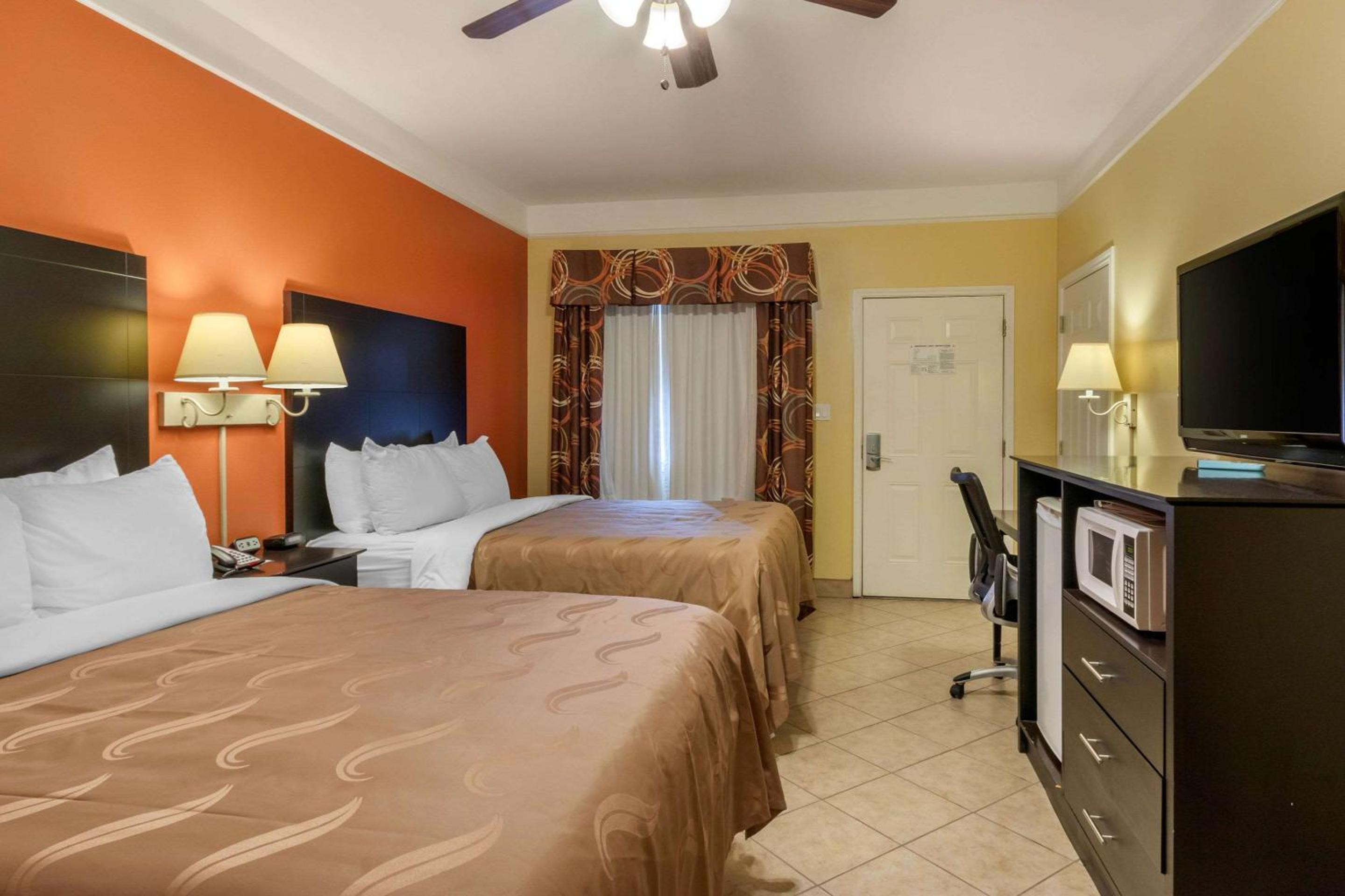 Queen Room with Two Queen Beds - Non-Smoking - Photo 3