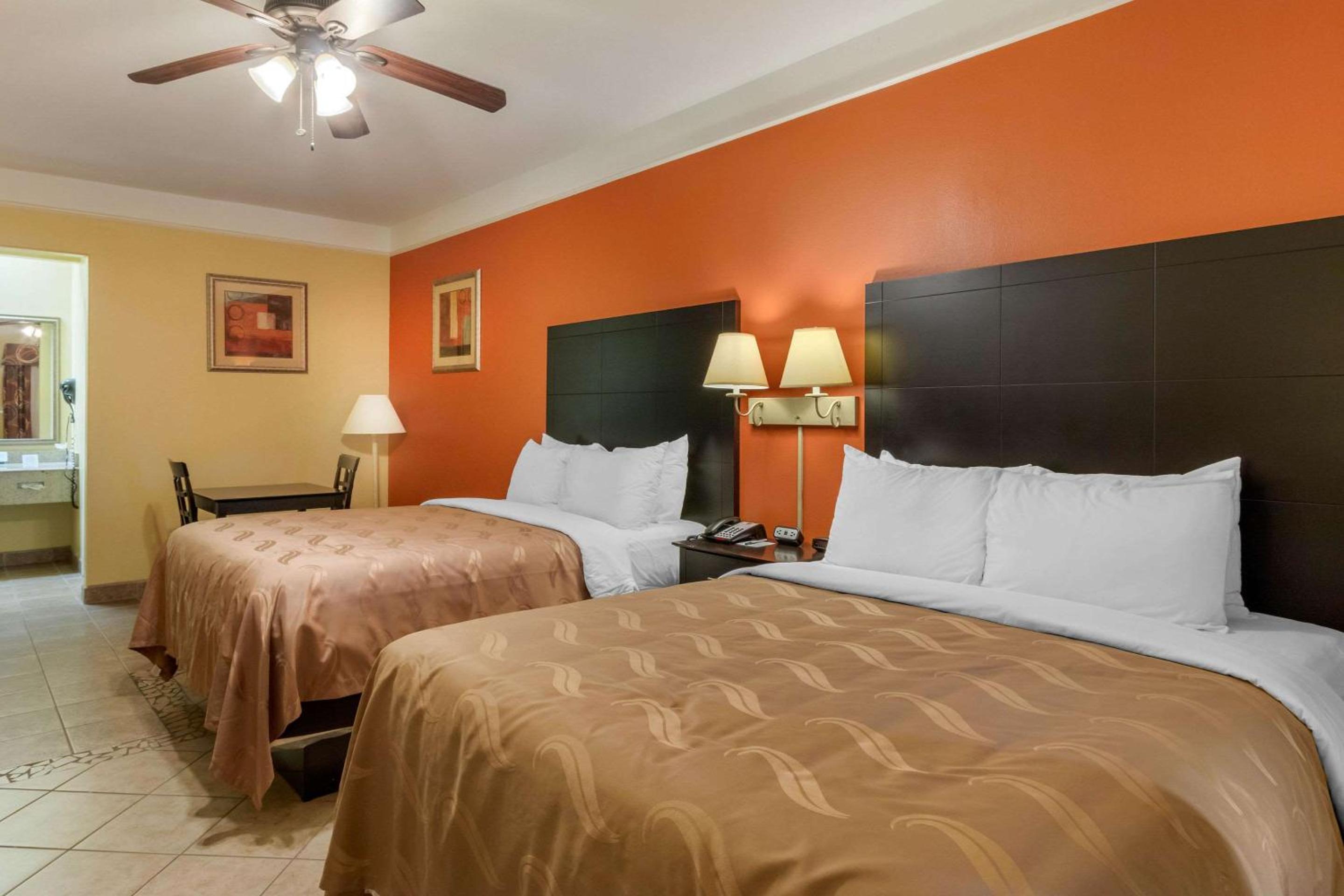 Queen Room with Two Queen Beds - Non-Smoking - Photo 5