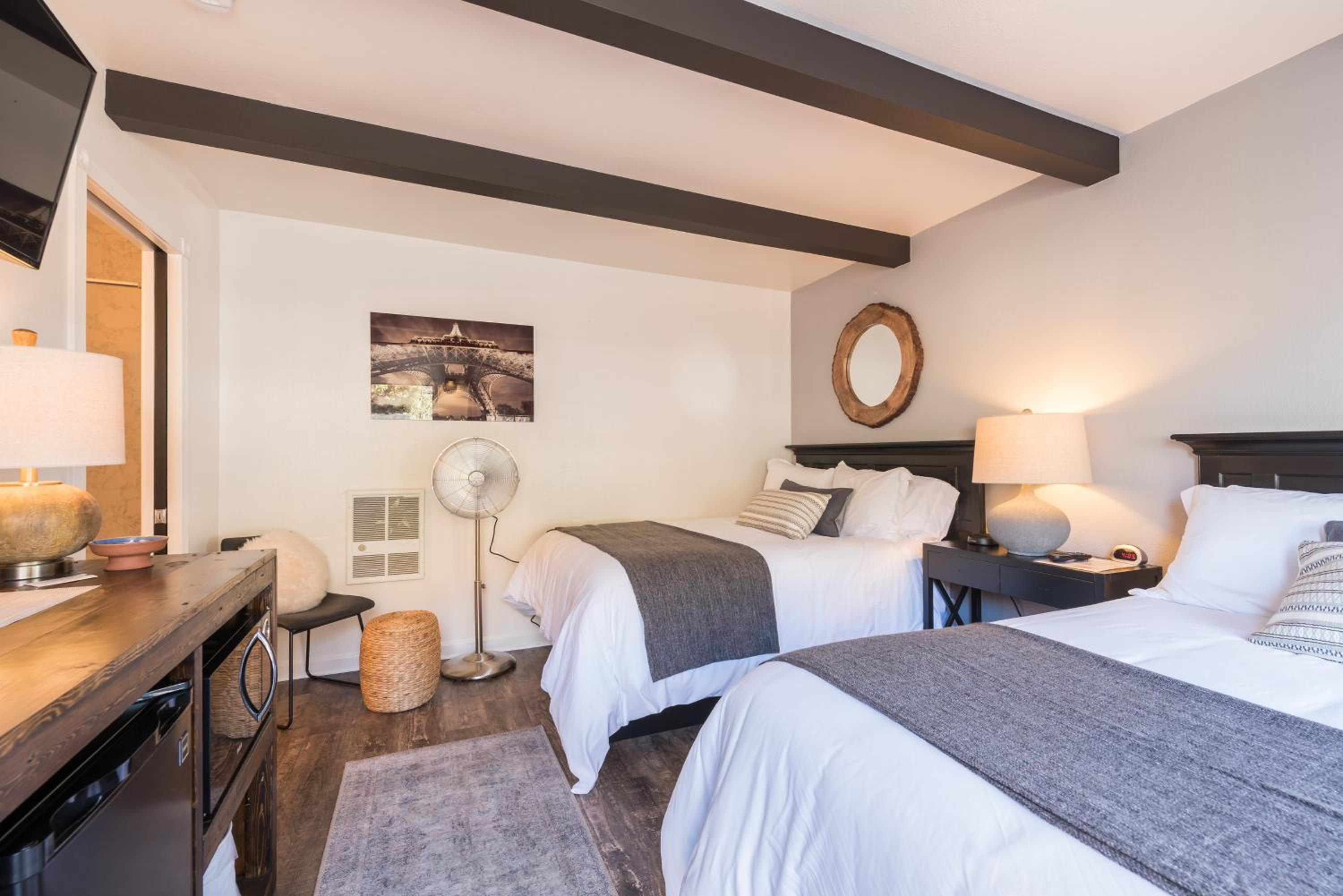 Room with Two Double Beds - Photo 3