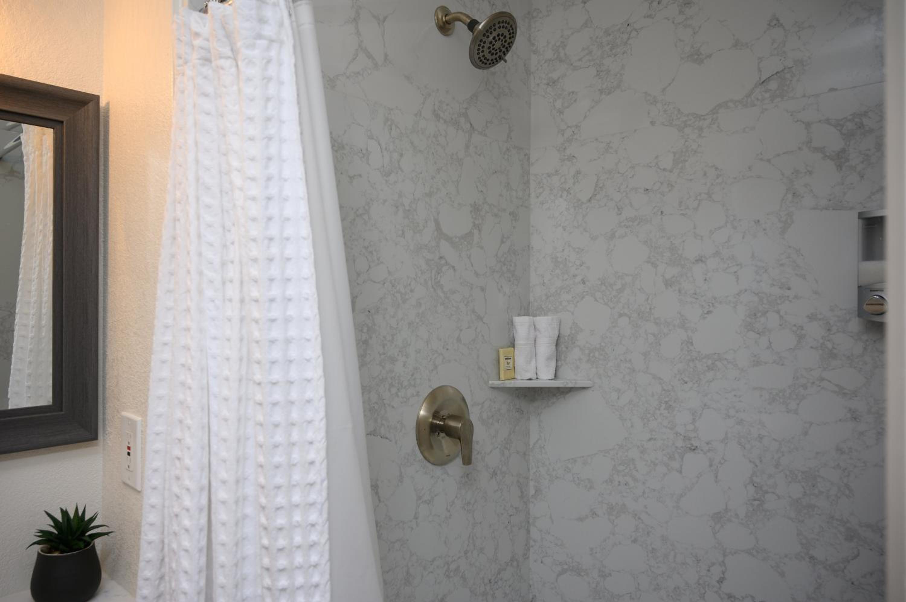 Room with Two Double Beds - Photo 9