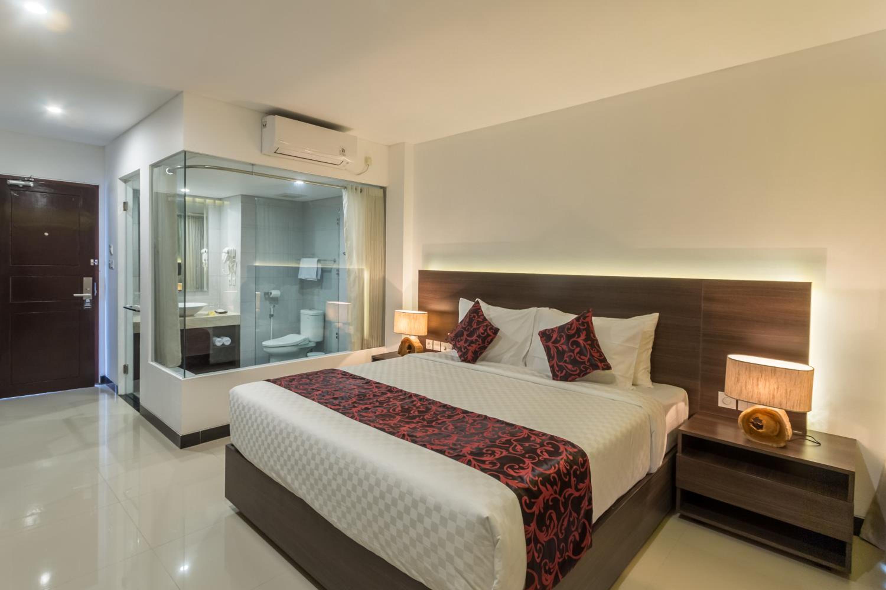 Deluxe Room with Balcony - Photo 7