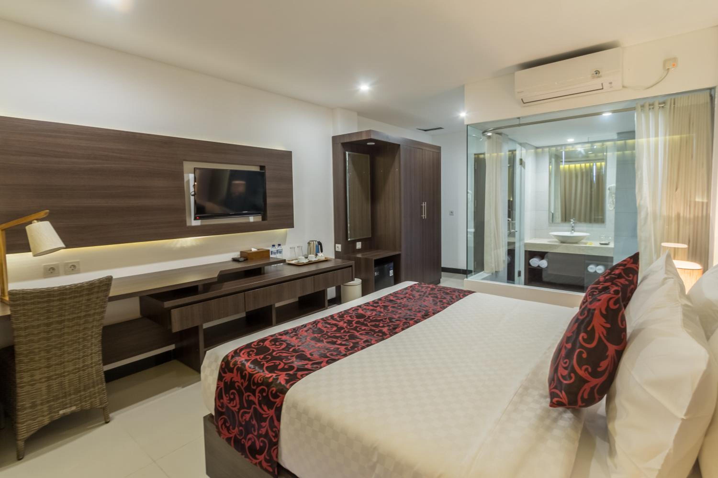 Deluxe Room with Balcony - Photo 6