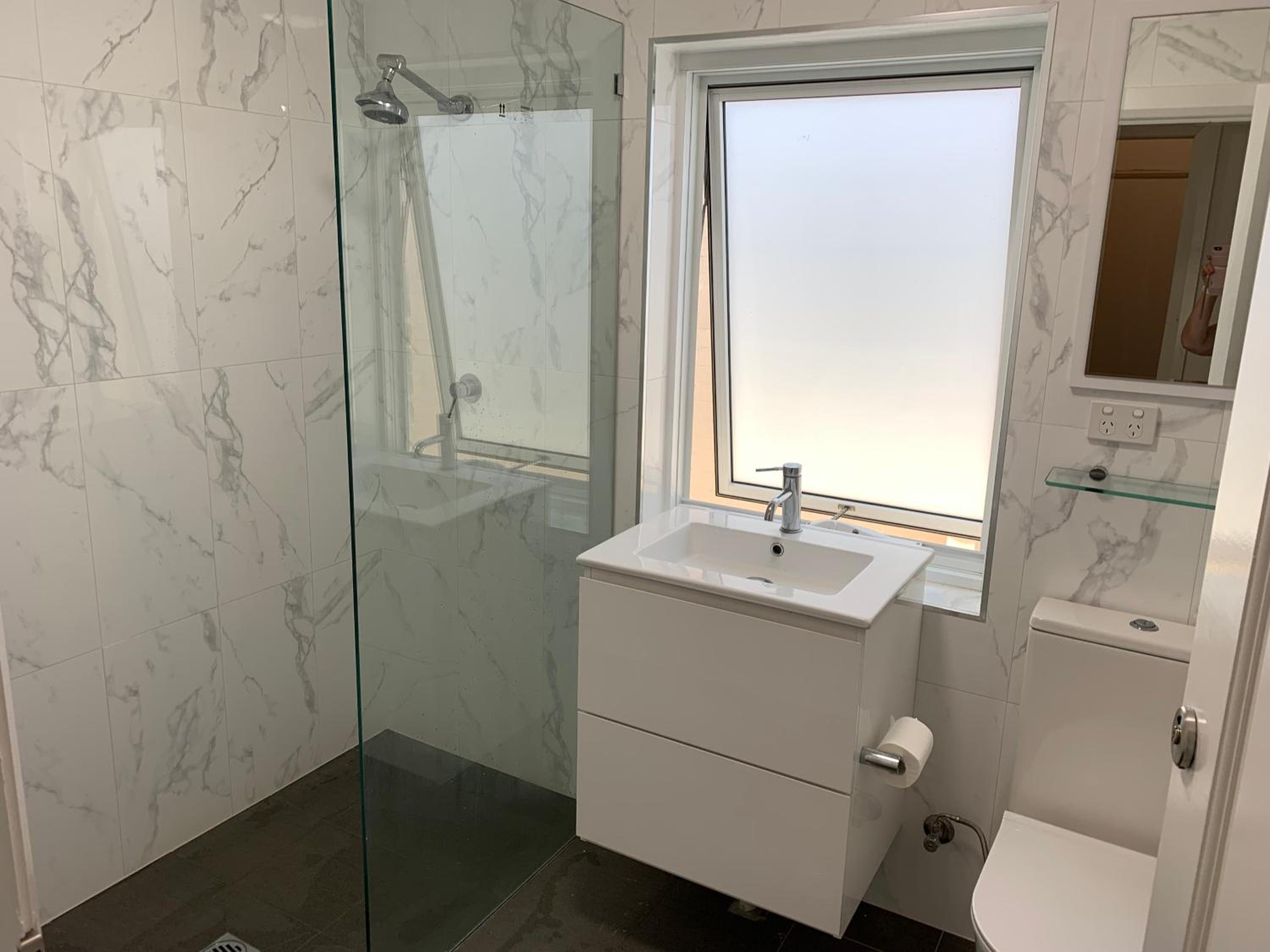 Twin Room With Shared Bathroom thumbnail 5