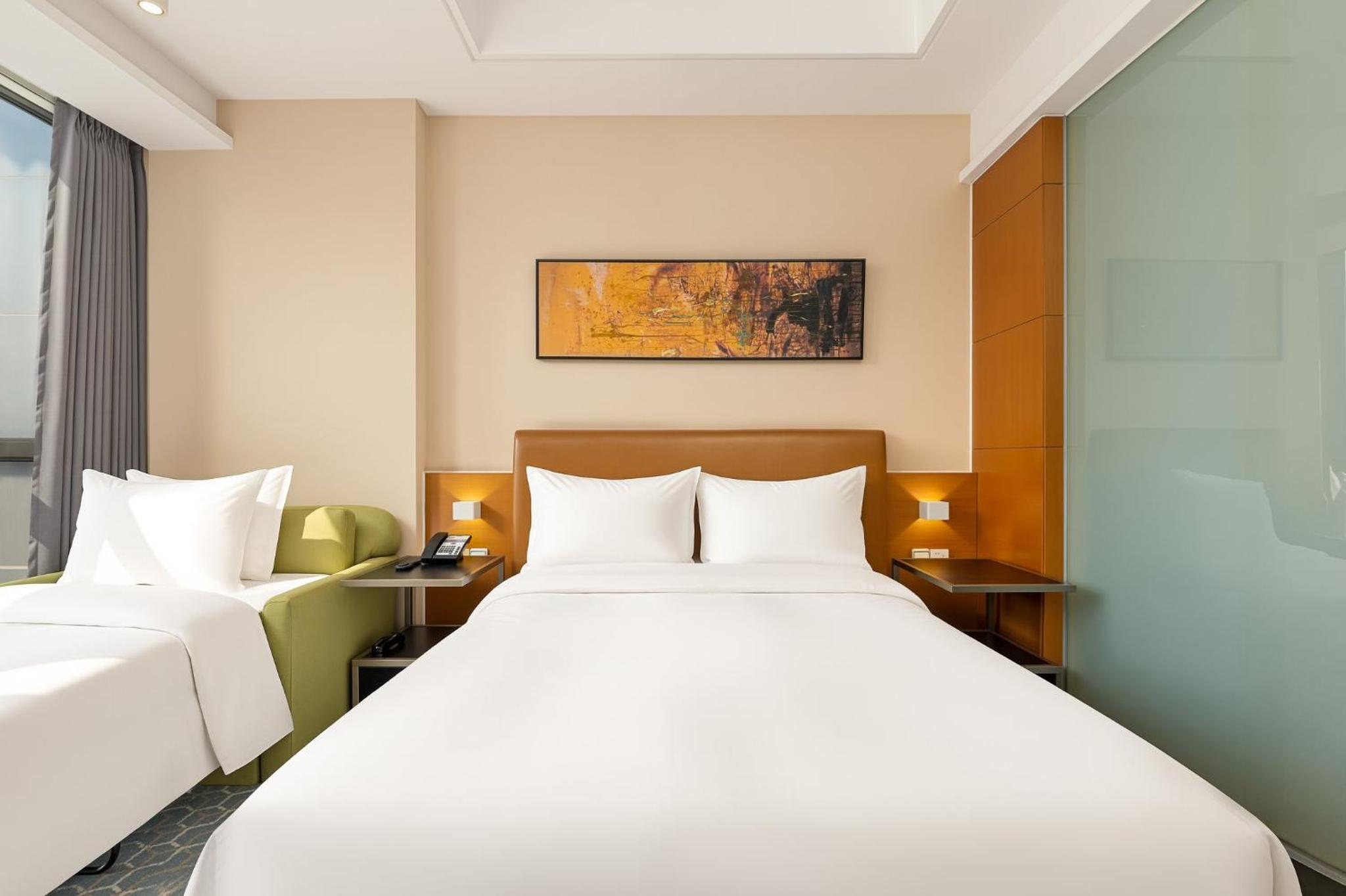 Standard Queen Room with Sofa Bed - Non-Smoking