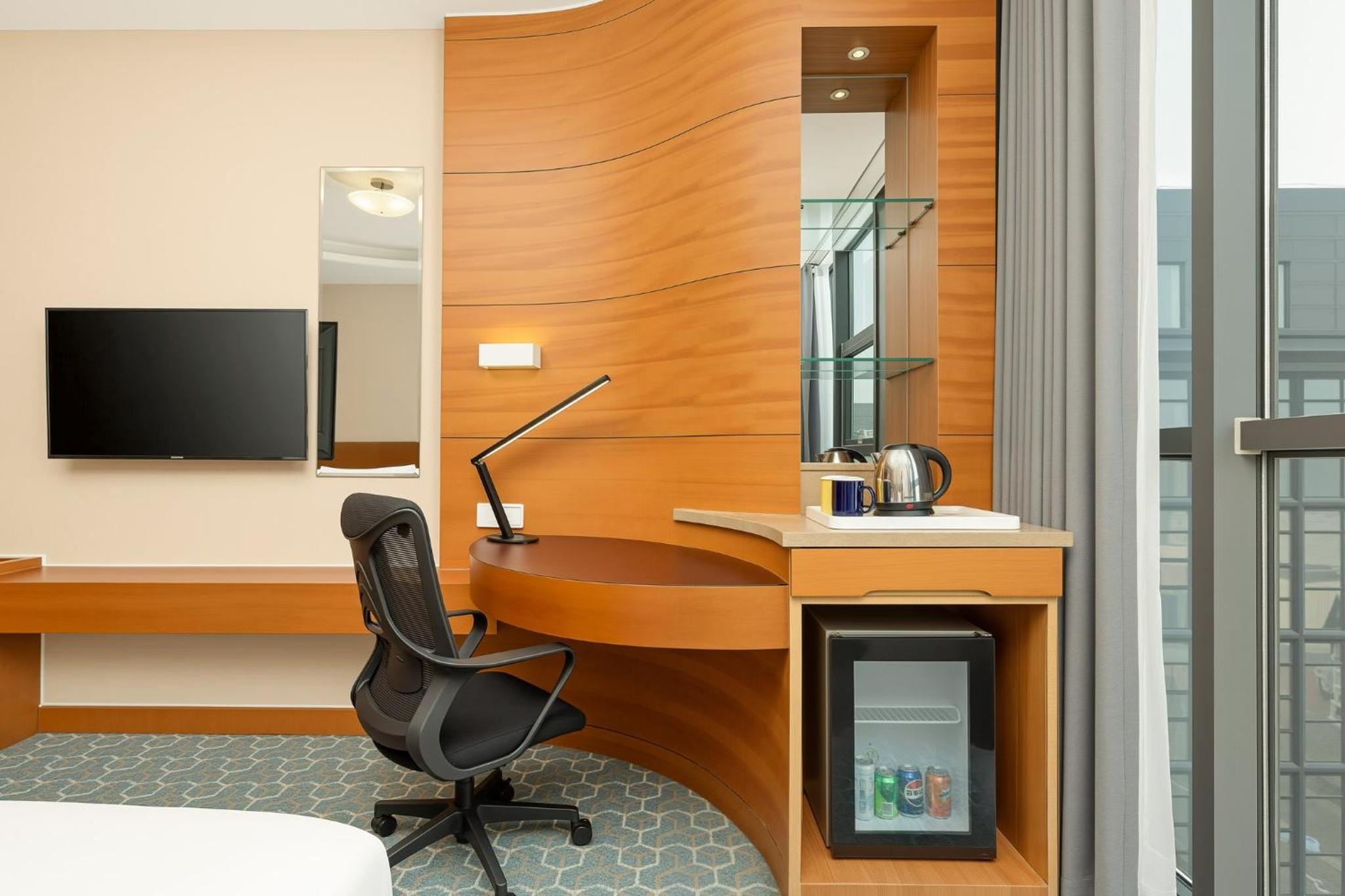 Standard King Room with Extra Floor Space and Exercise Equipment thumbnail 5
