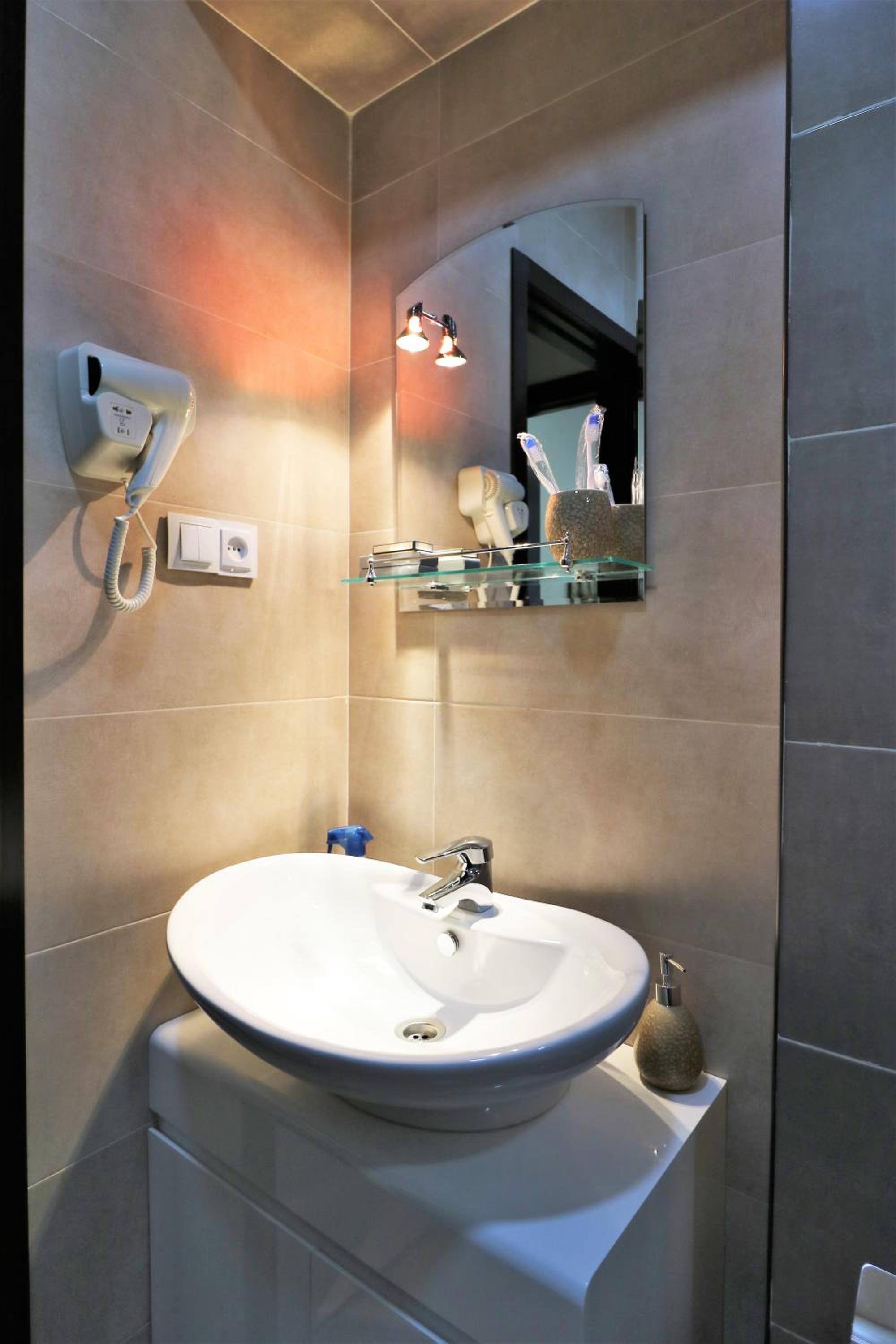 Large Double or Twin Room - Photo 4