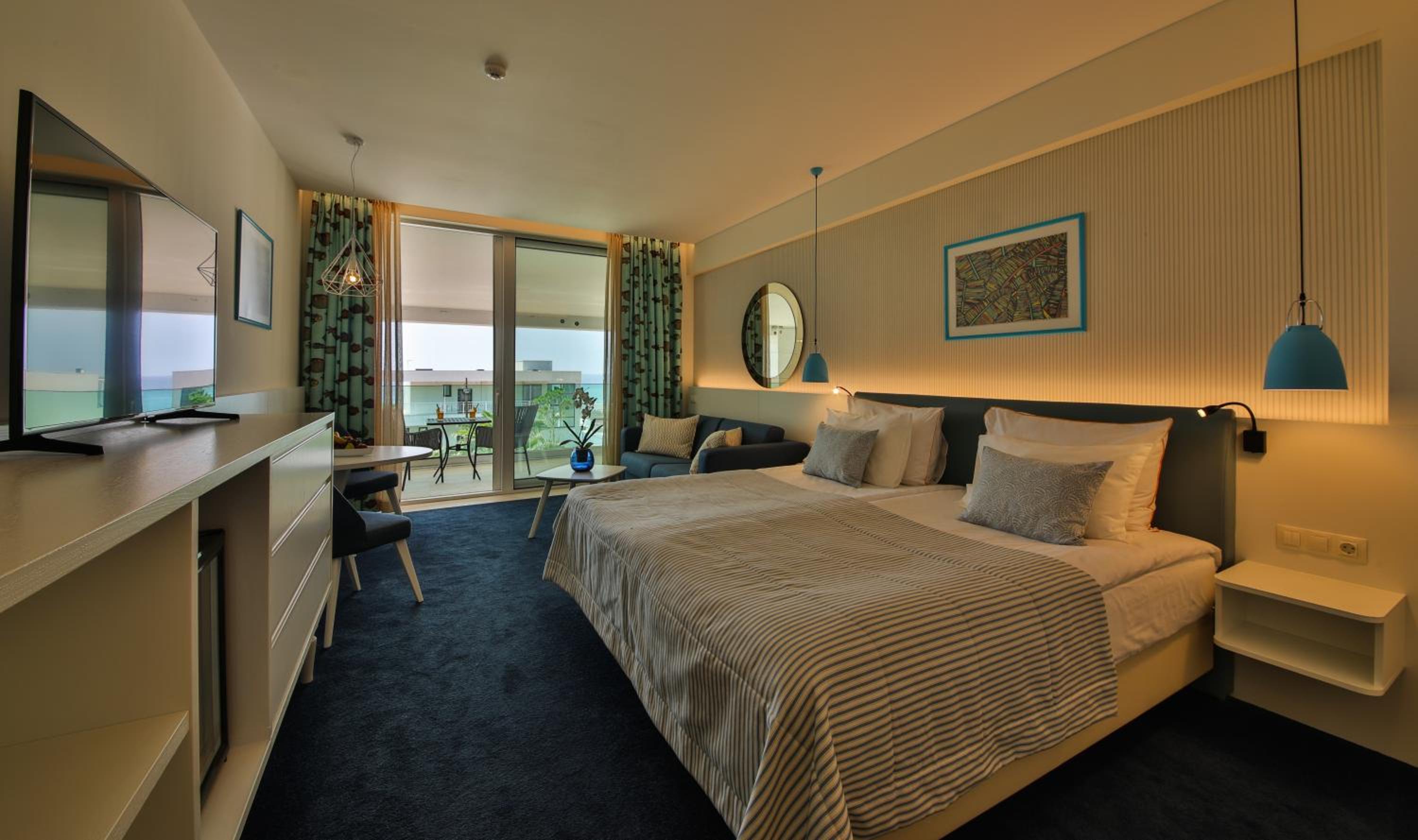 Deluxe Double Room (2 Adults + 1 Child)