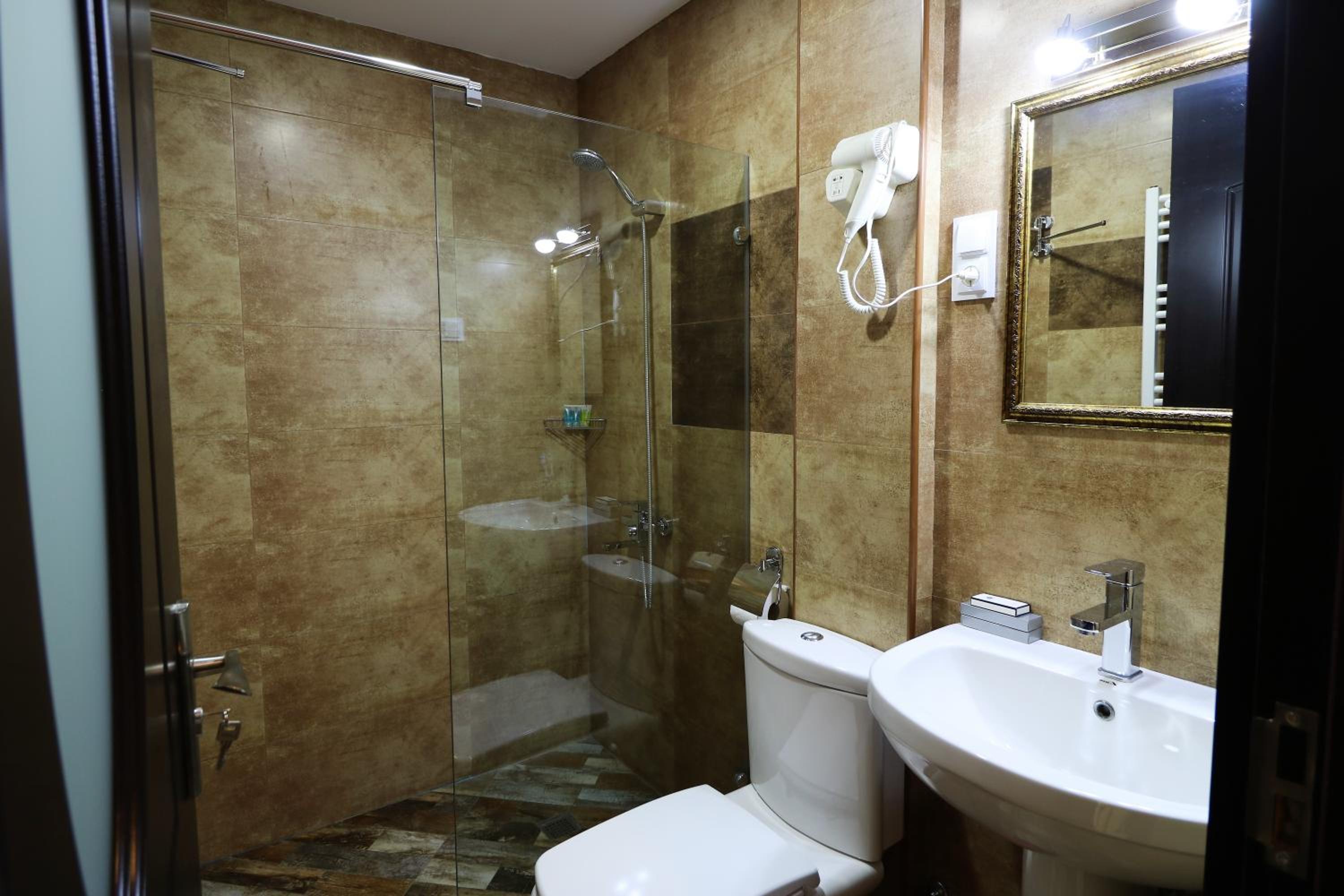 Standard Twin Room - Photo 4