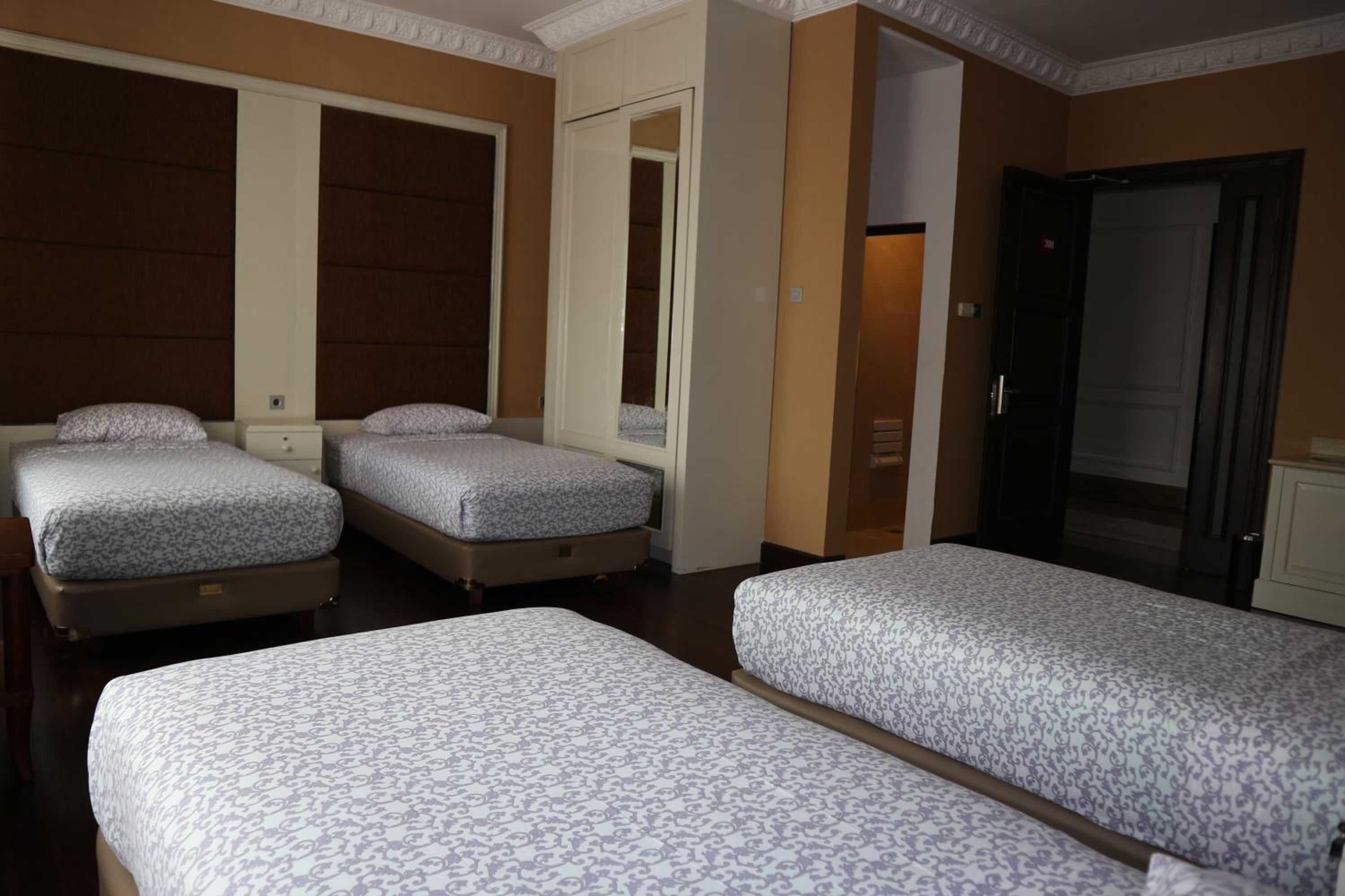 Economy Quadruple Room - Photo 1
