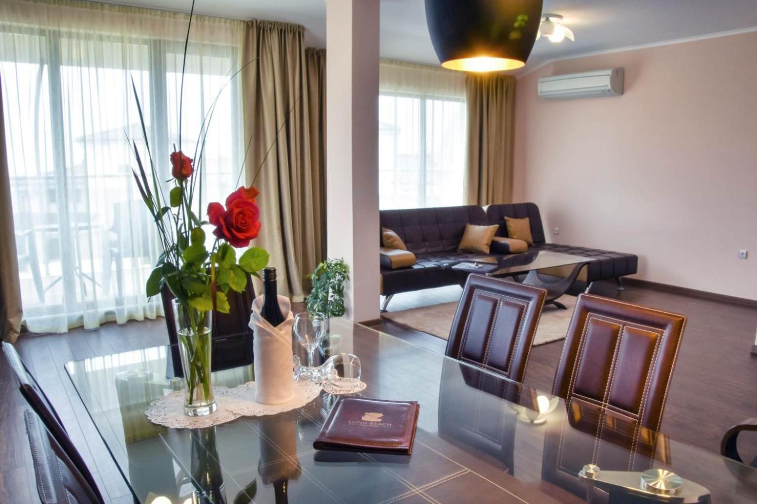 Two-Bedroom Suite with Balcony and Park View photo 2