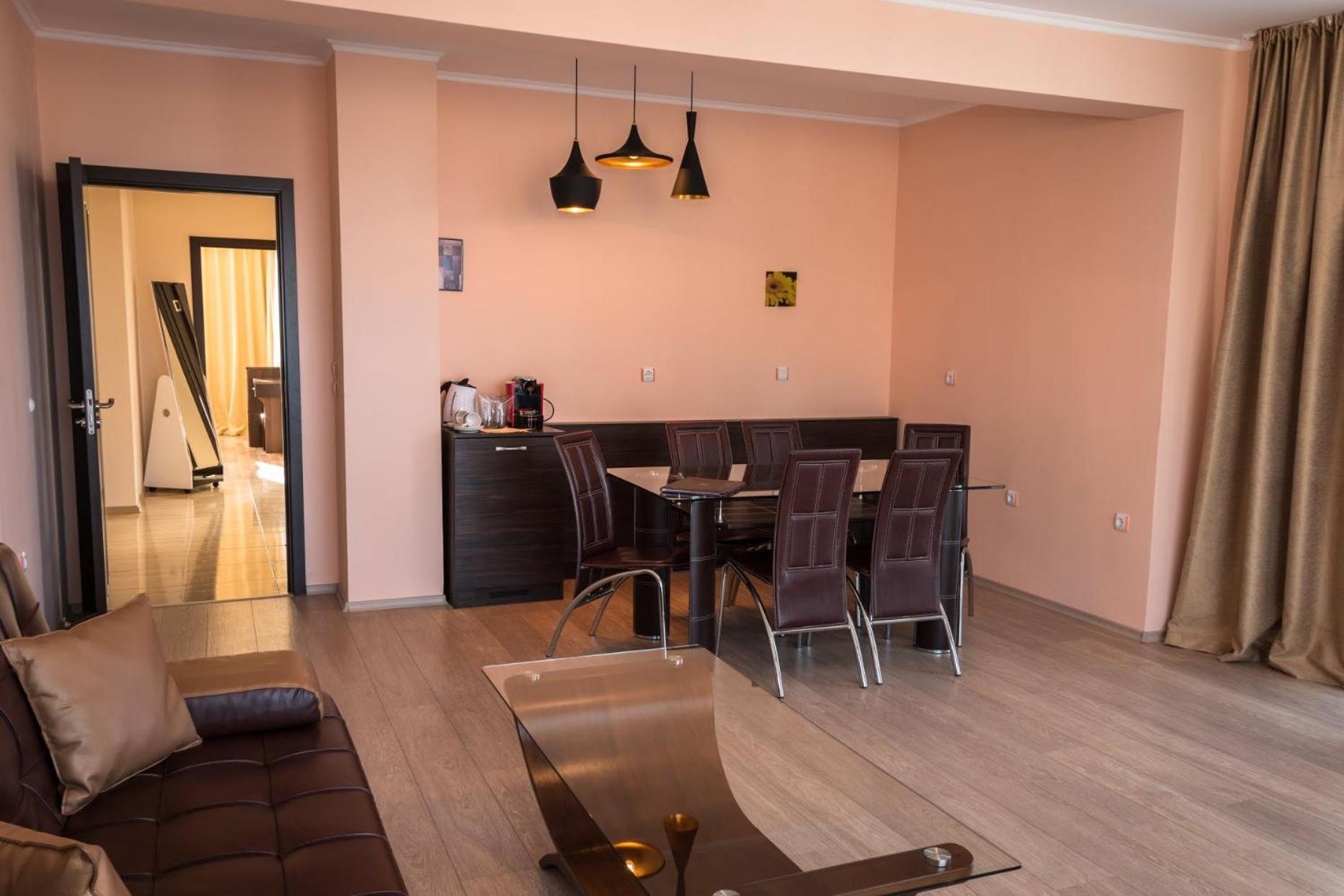 Two-Bedroom Suite with Balcony and Park View photo 3
