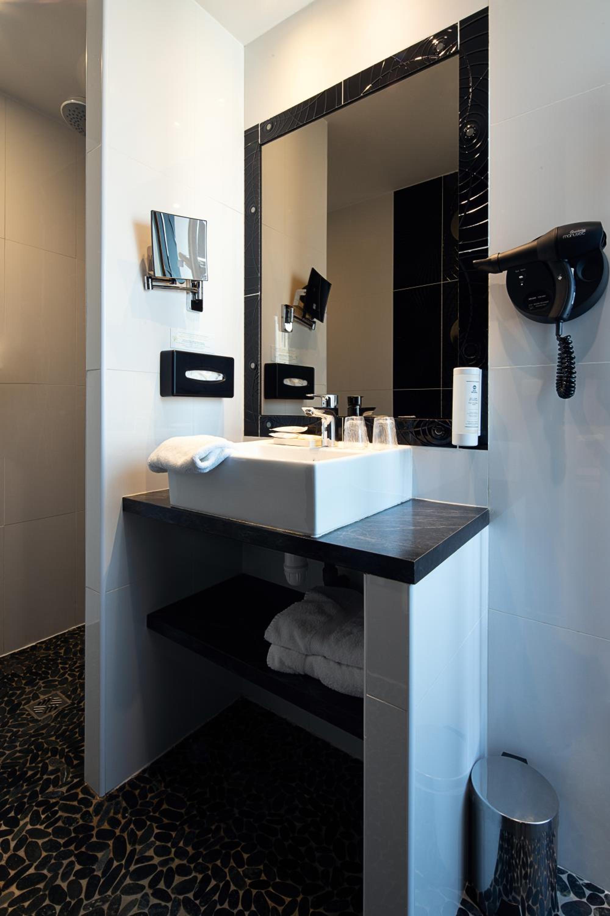 Superior King Room - Photo 4