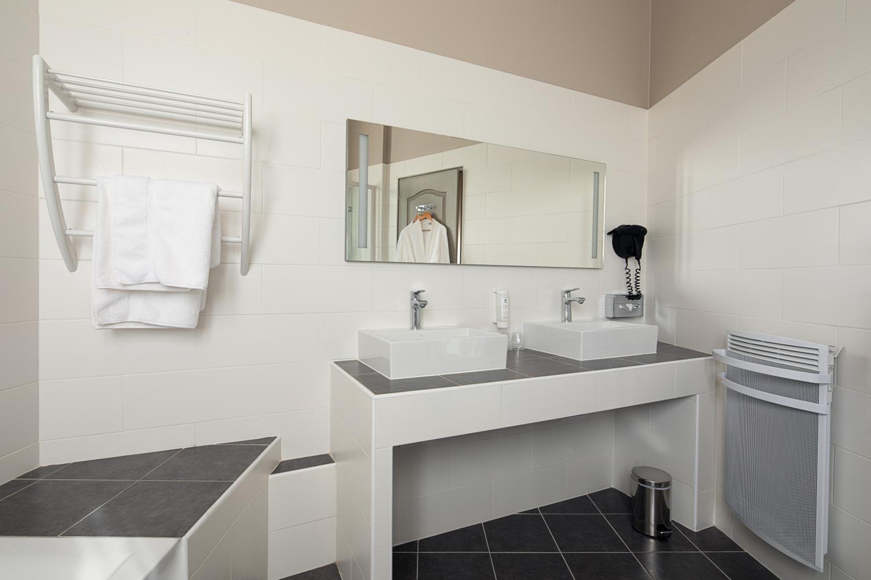 Superior King Room - Photo 6