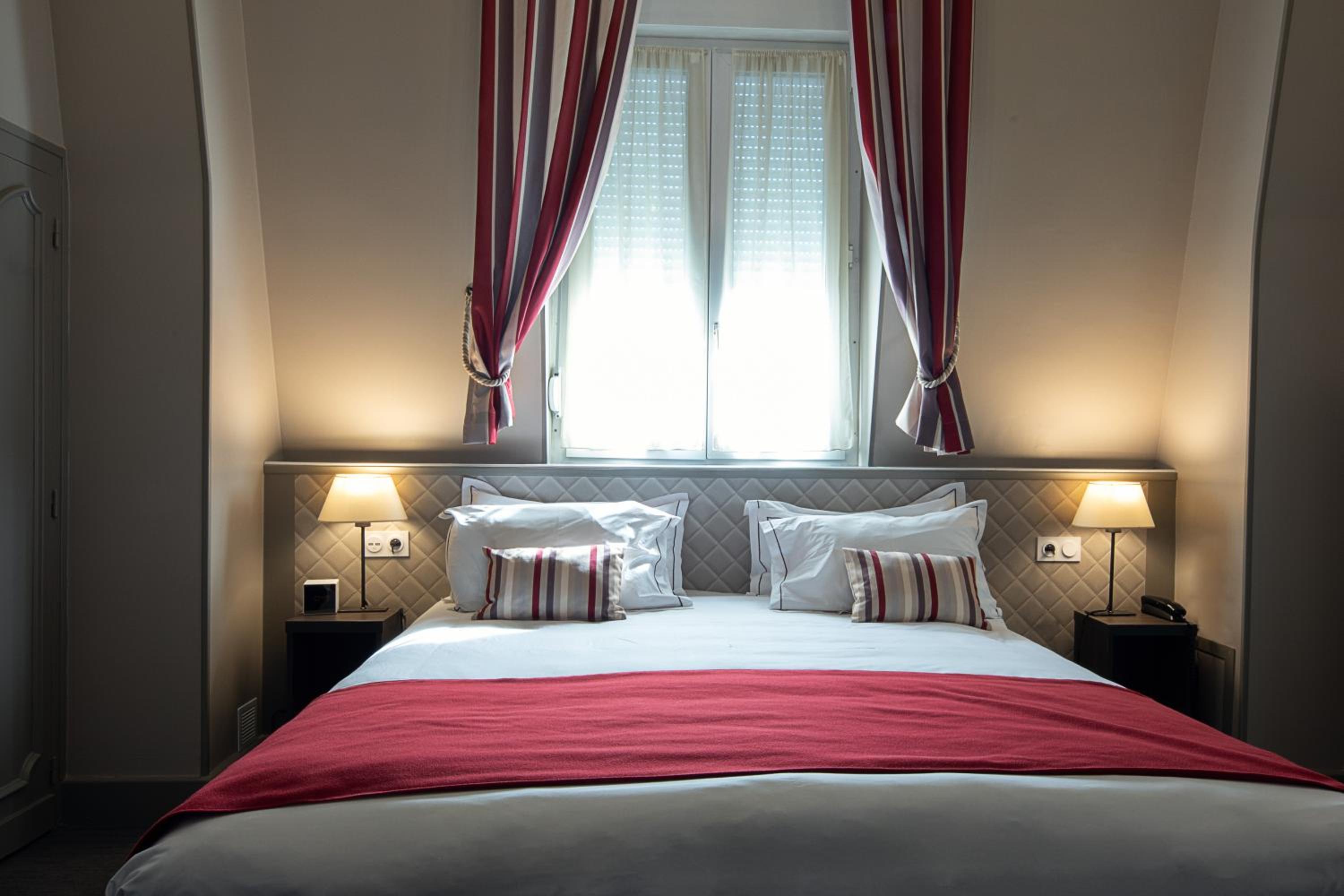 Superior King Room - Photo 8
