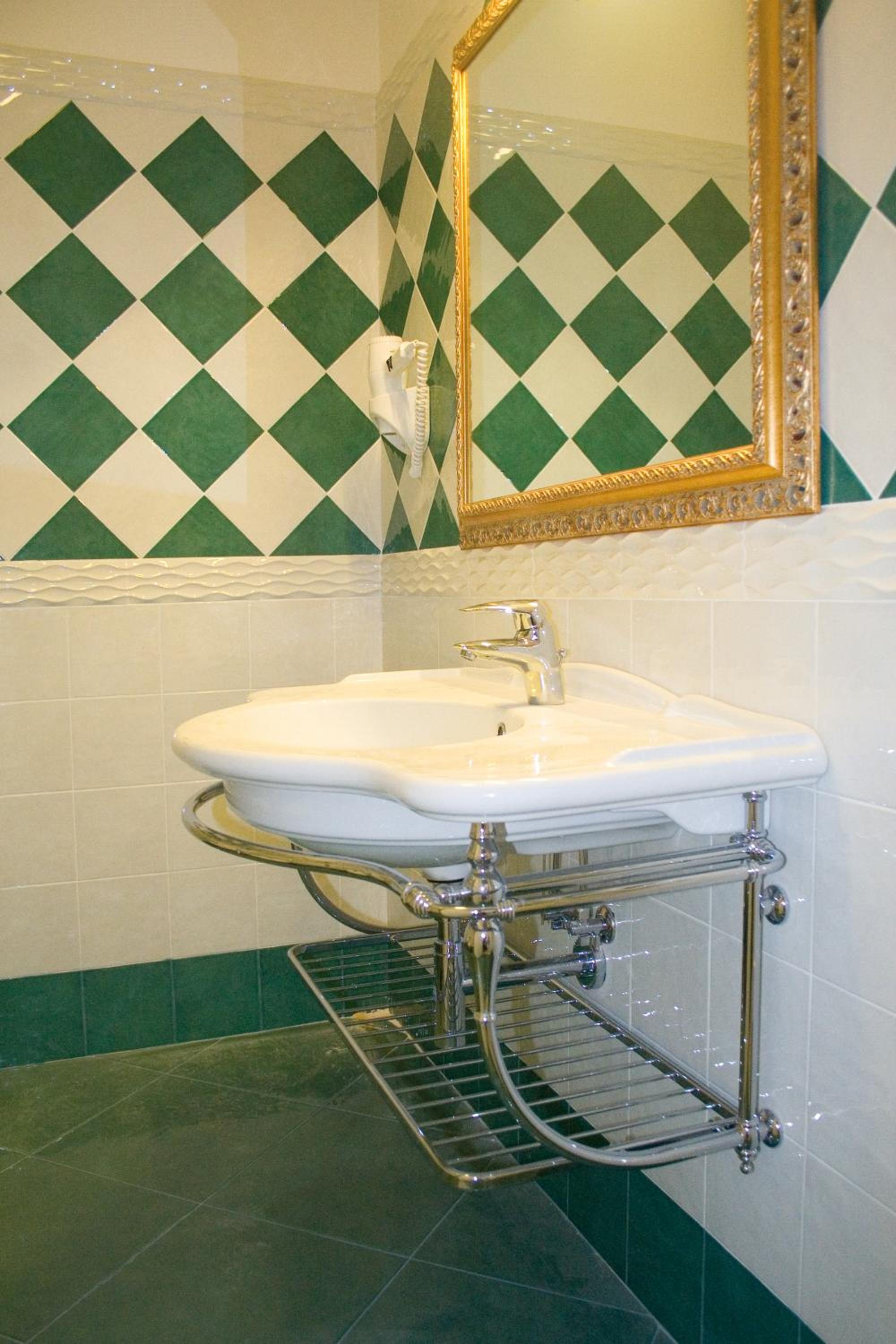 Superior One-Bedroom Apartment - Photo 3