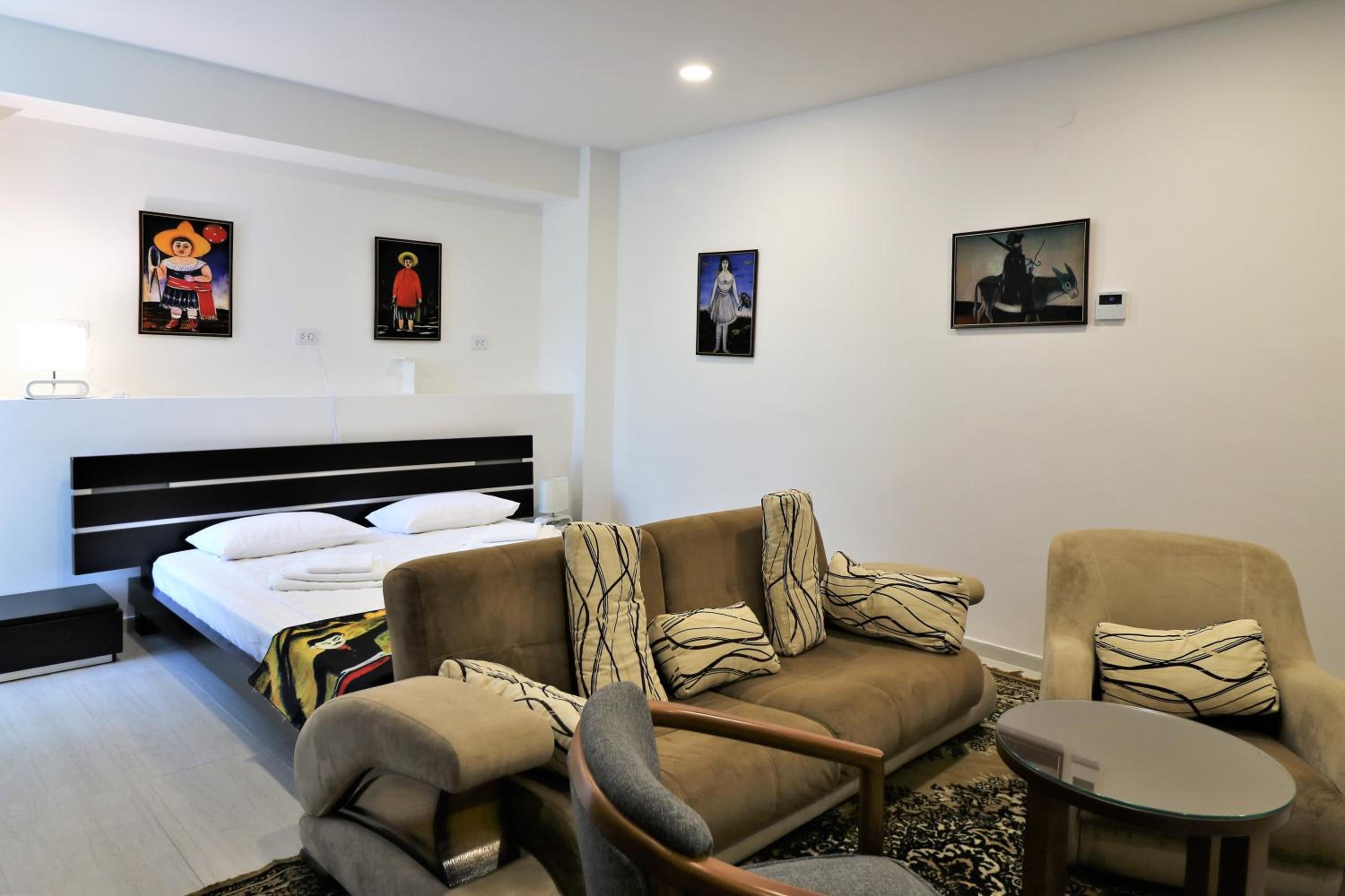 Large Double or Twin Room - Photo 1