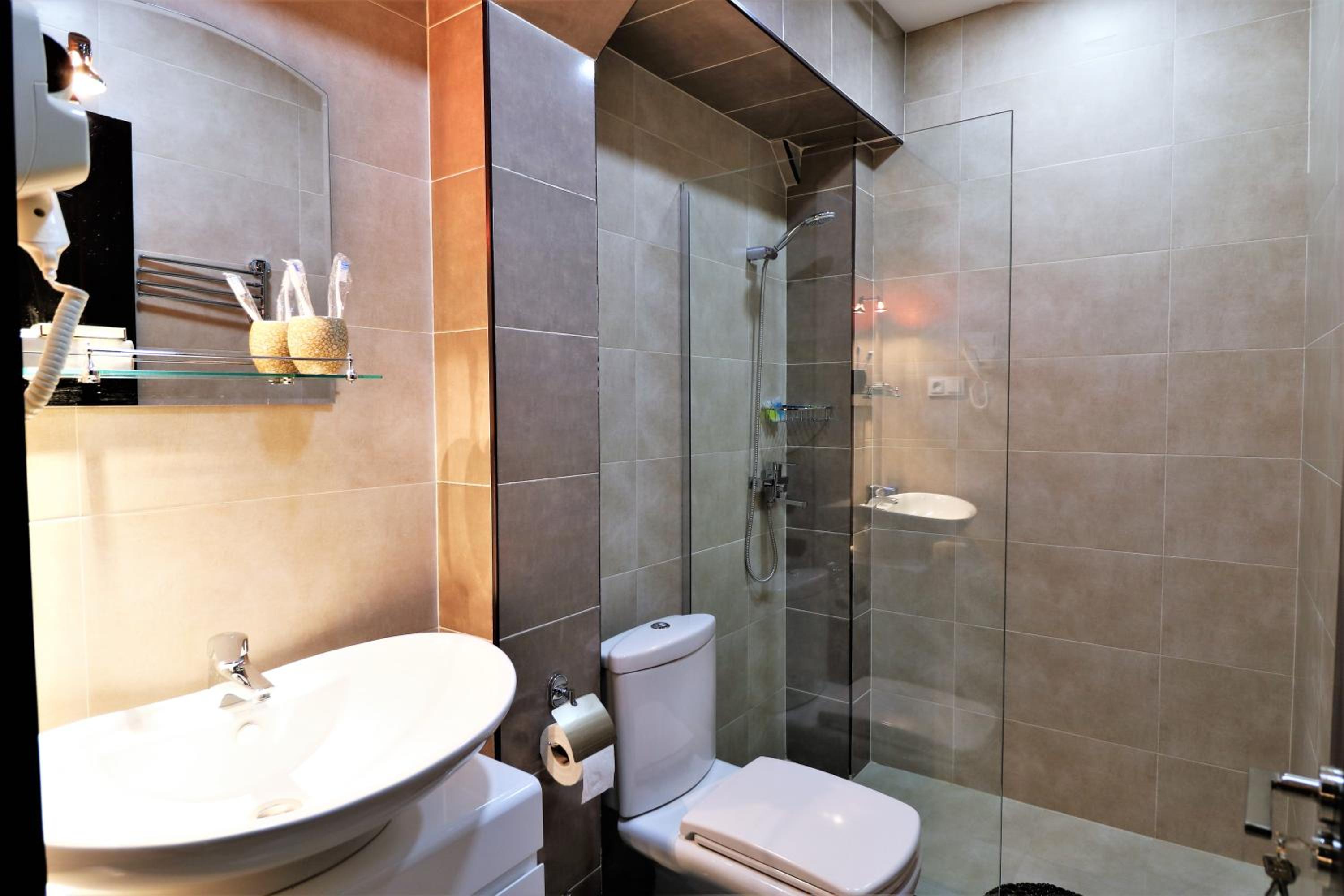 Large Double or Twin Room - Photo 3