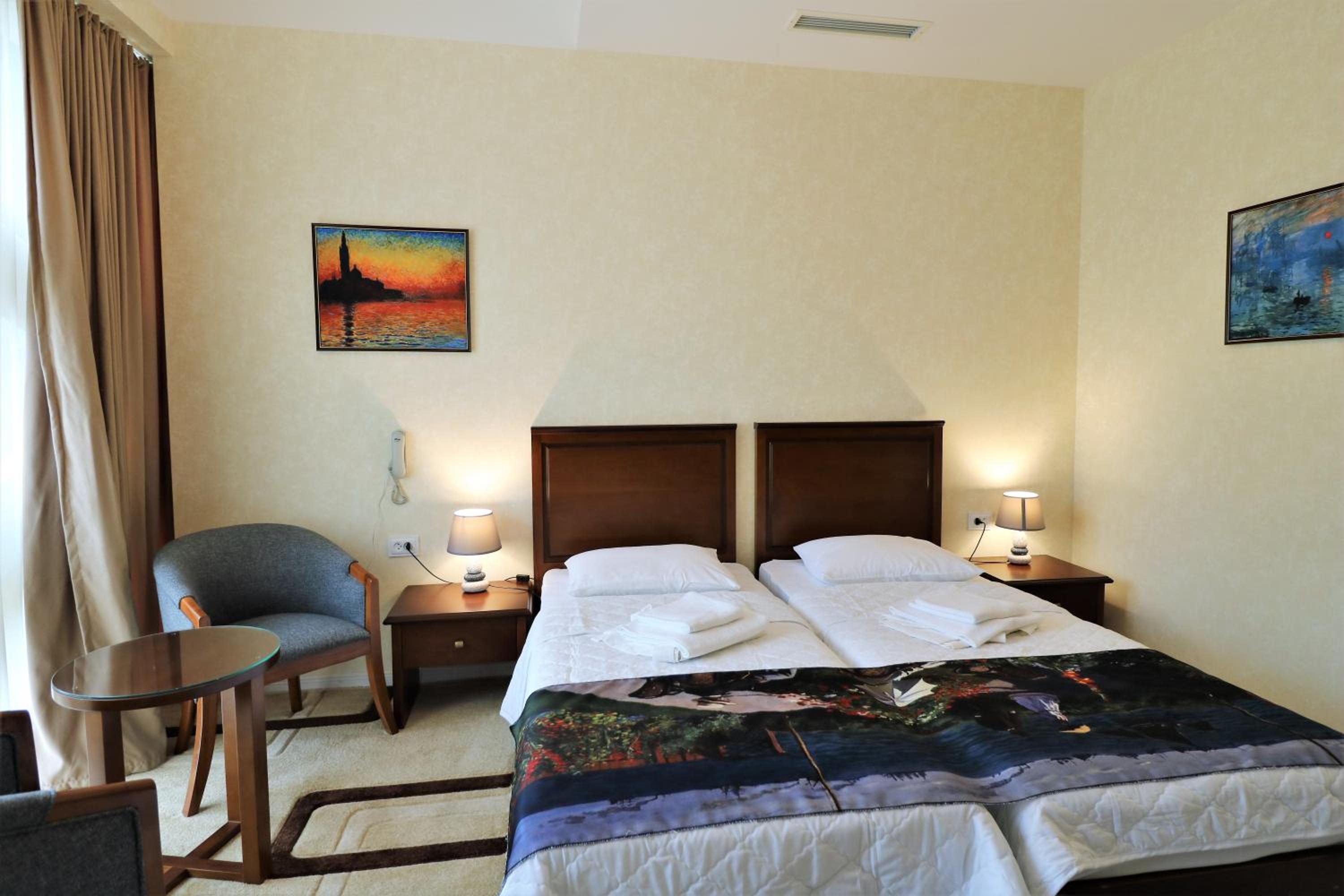 Standard Twin Room - Photo 12