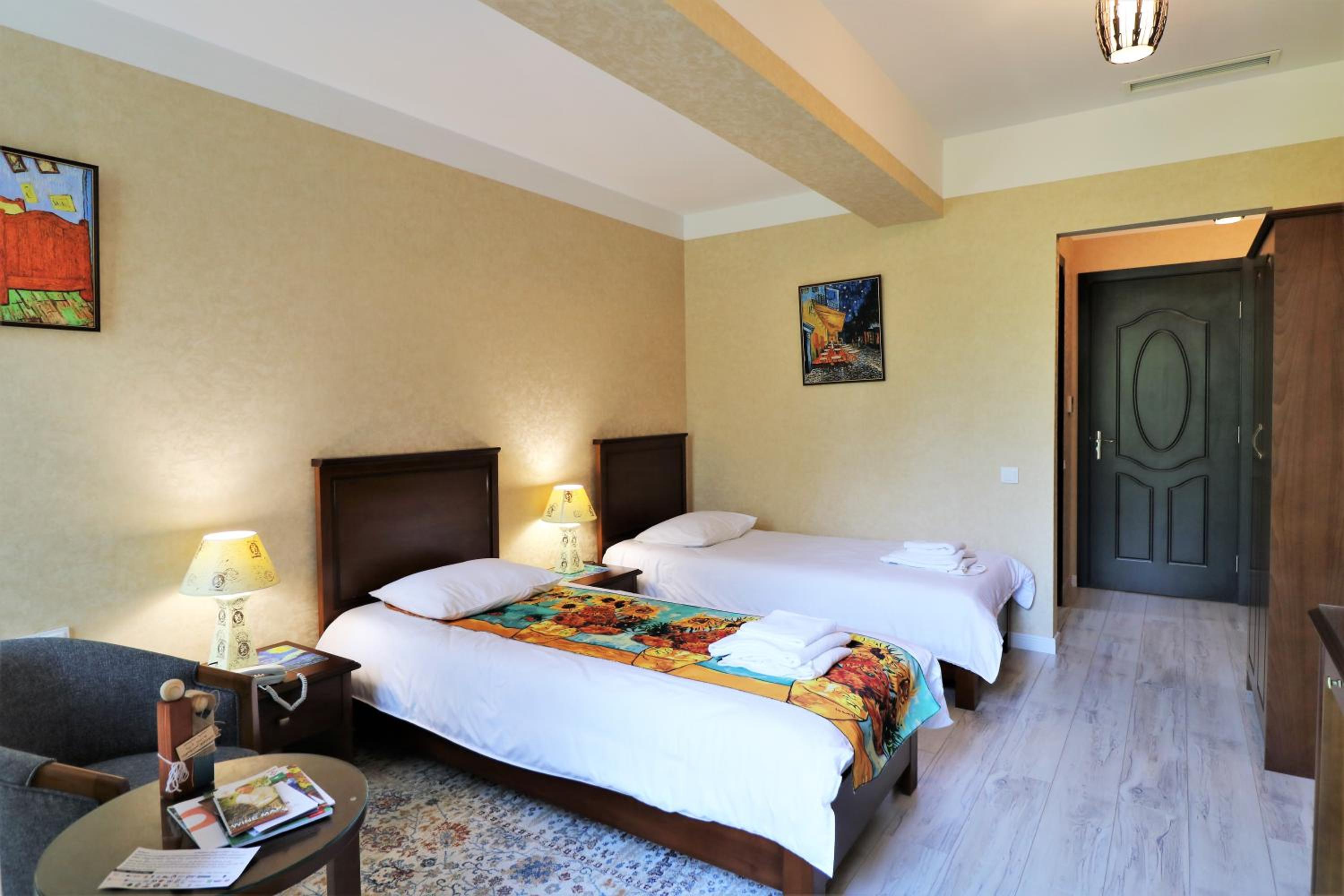 Standard Twin Room - Photo 10
