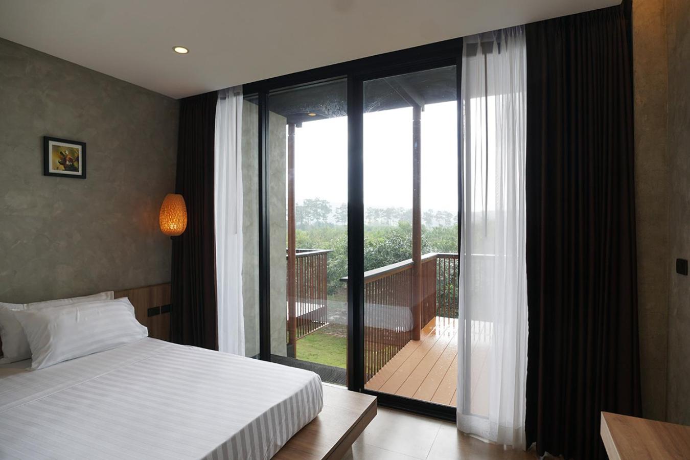 King Room with Balcony - Photo 5