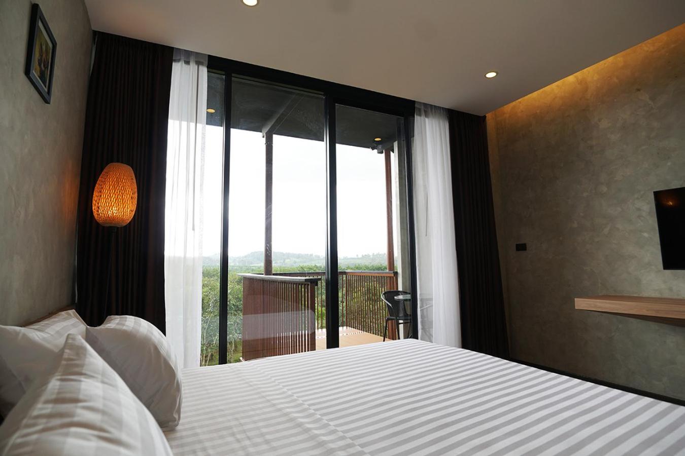 King Room with Balcony - Photo 4
