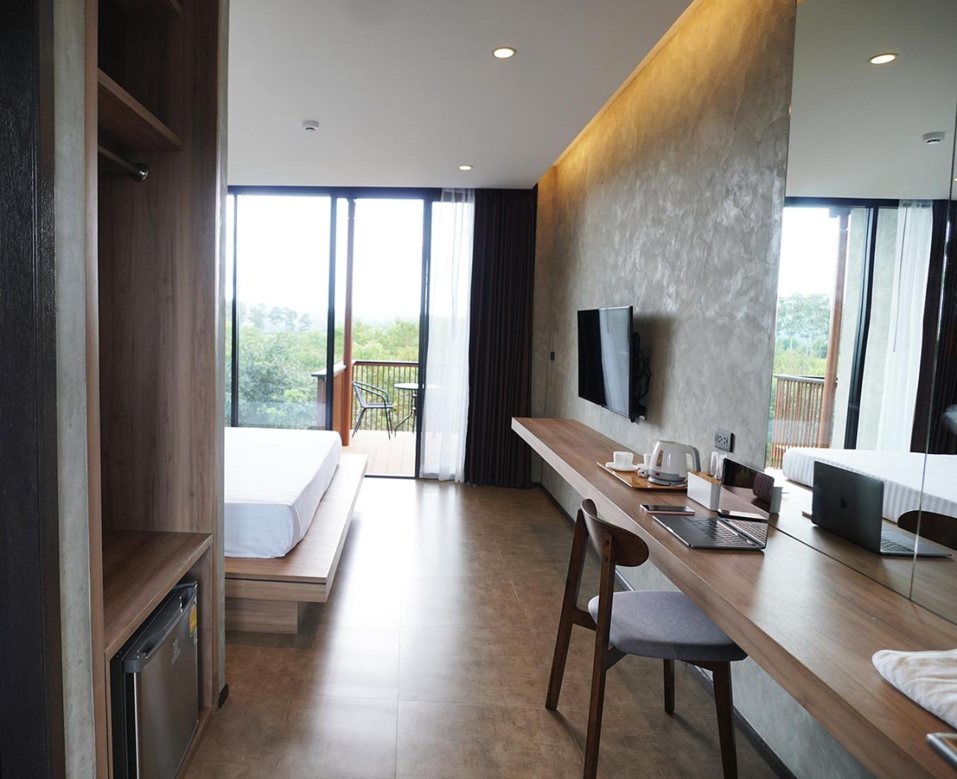 King Room with Balcony - Photo 6