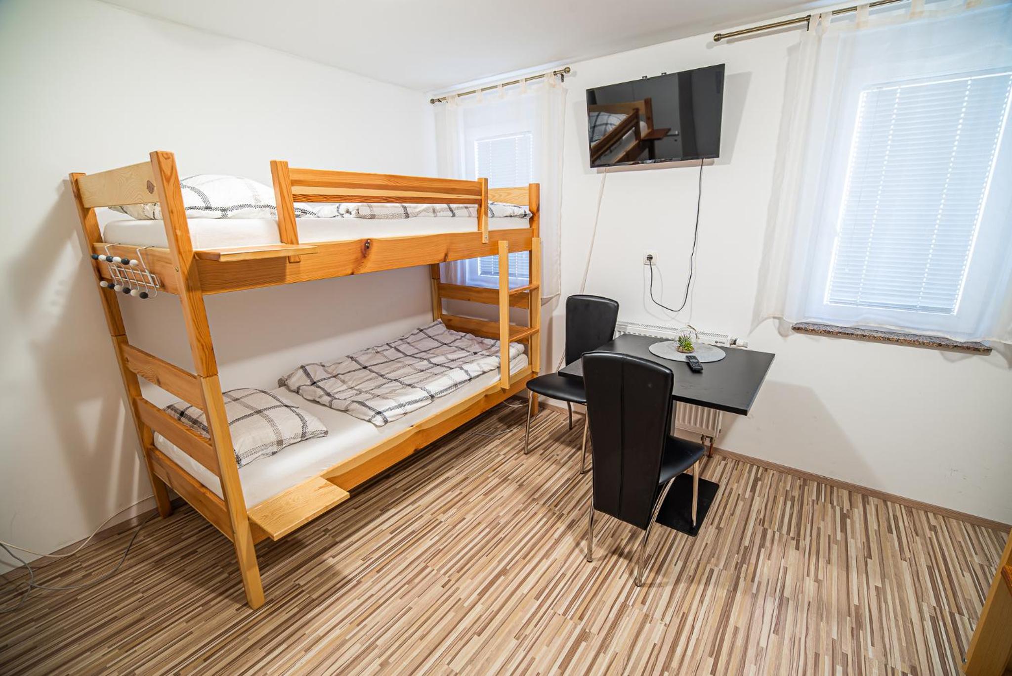 Economy Twin Room - Photo 2