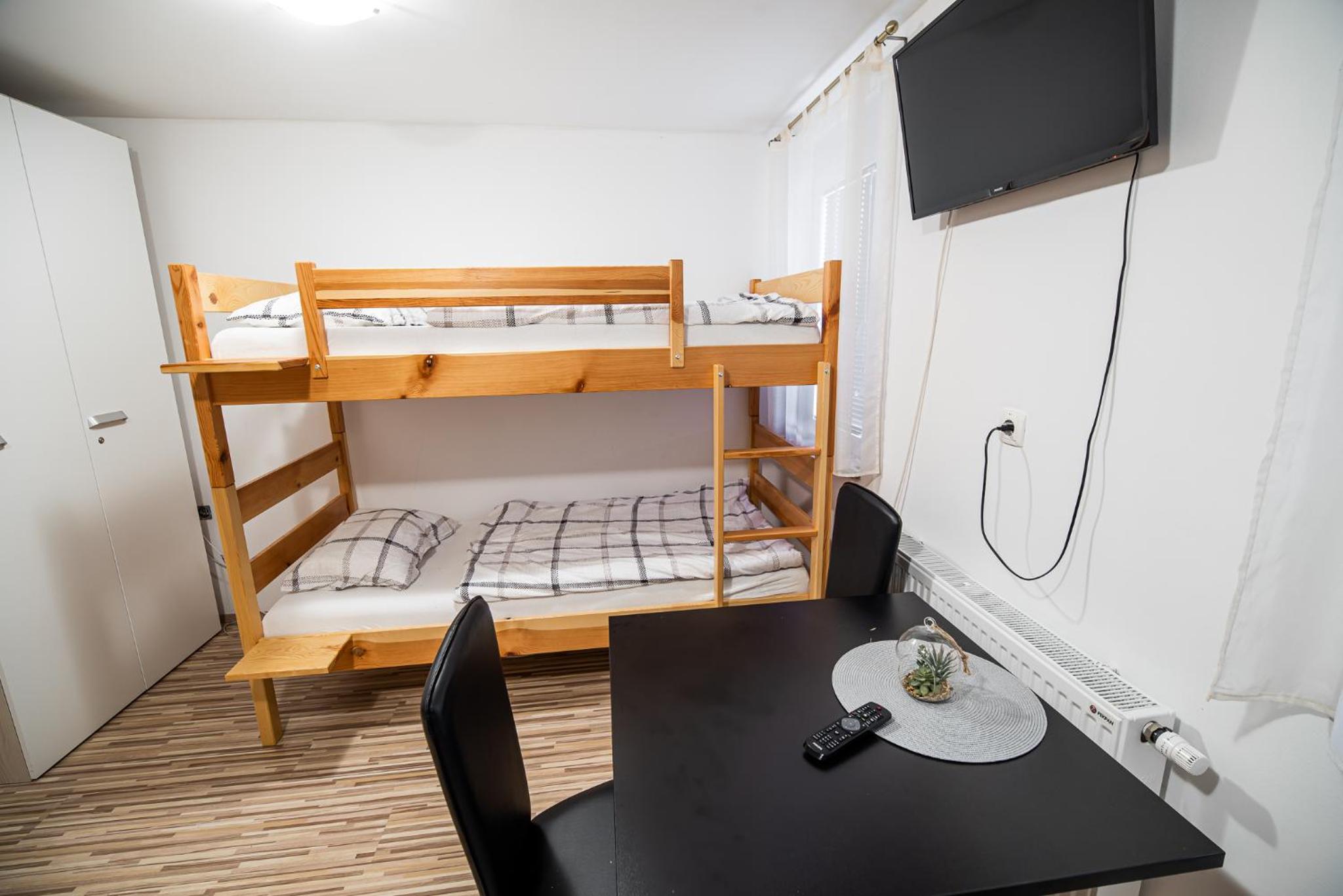 Economy Twin Room - Photo 3