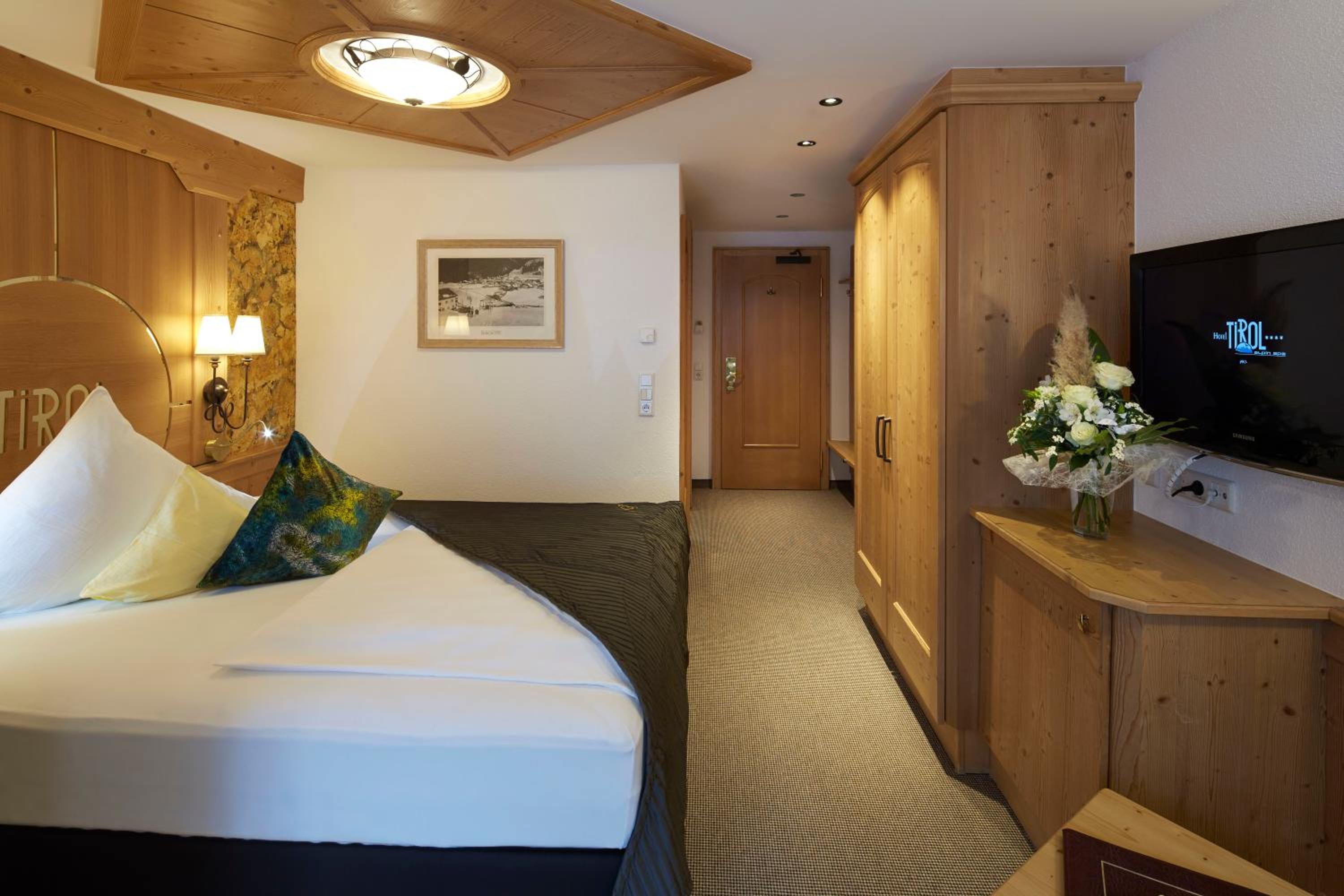 Queen Room photo 2