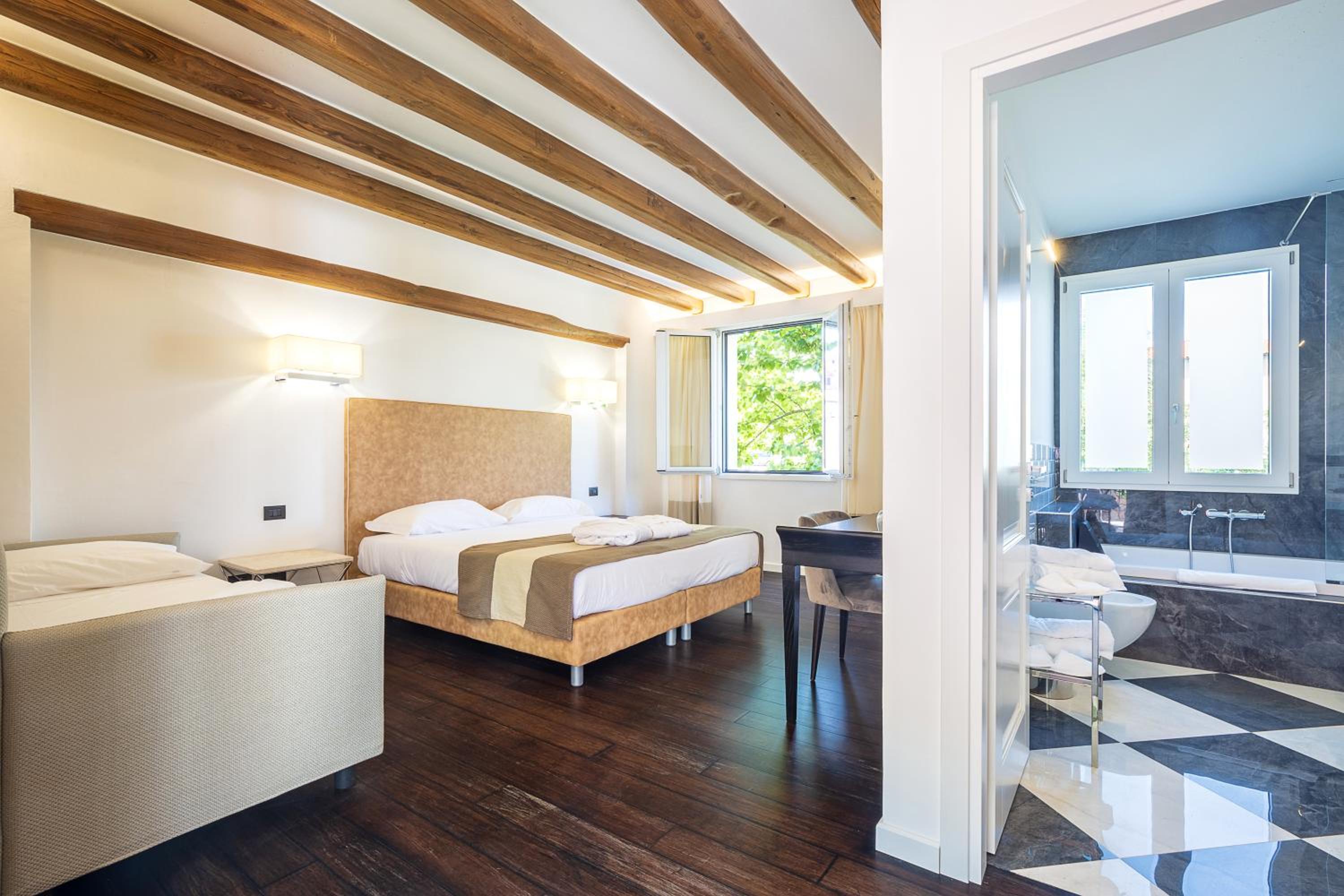 Deluxe Double Room with Balcony photo 2