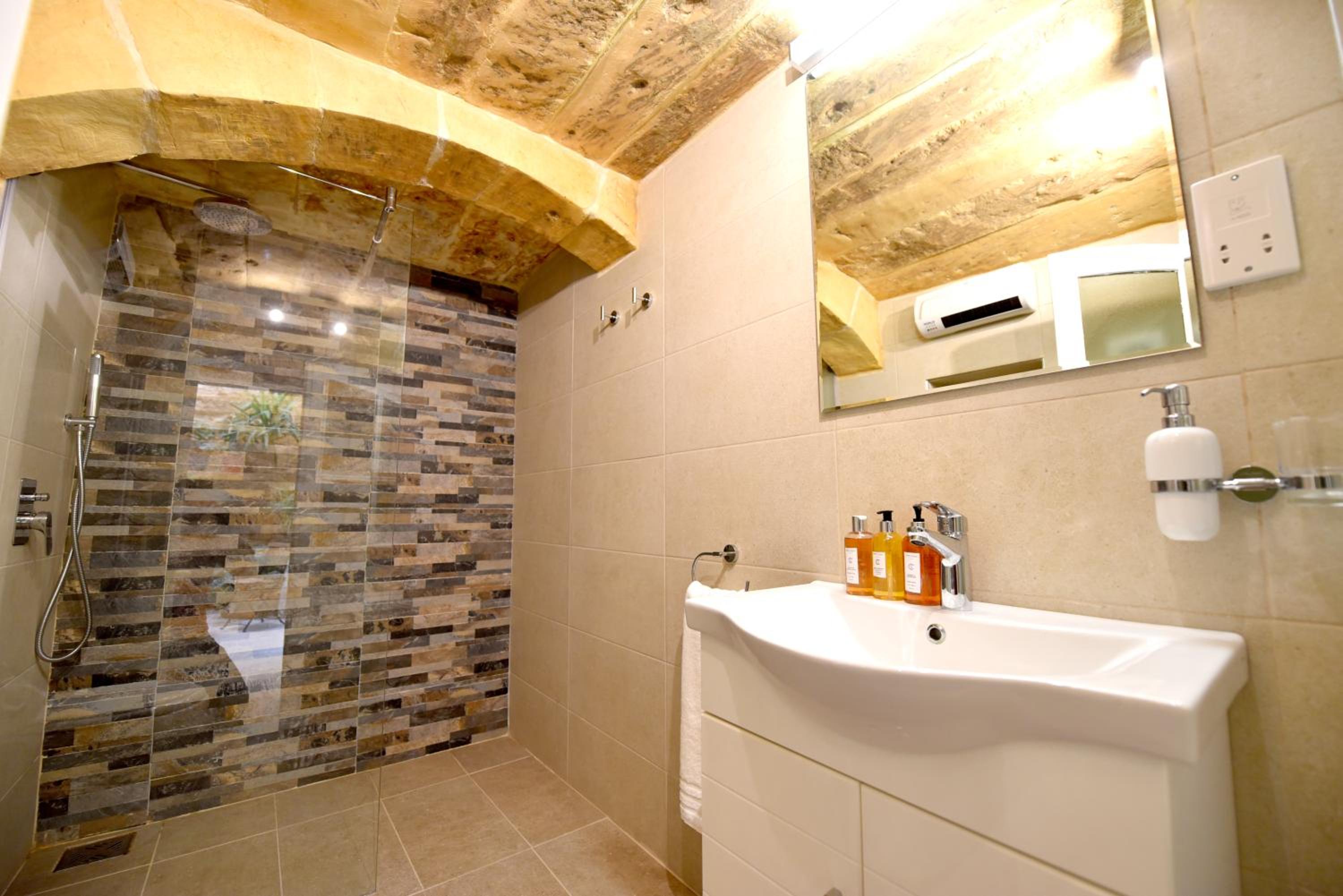 Budget Double Room with Private External Bathroom photo 3