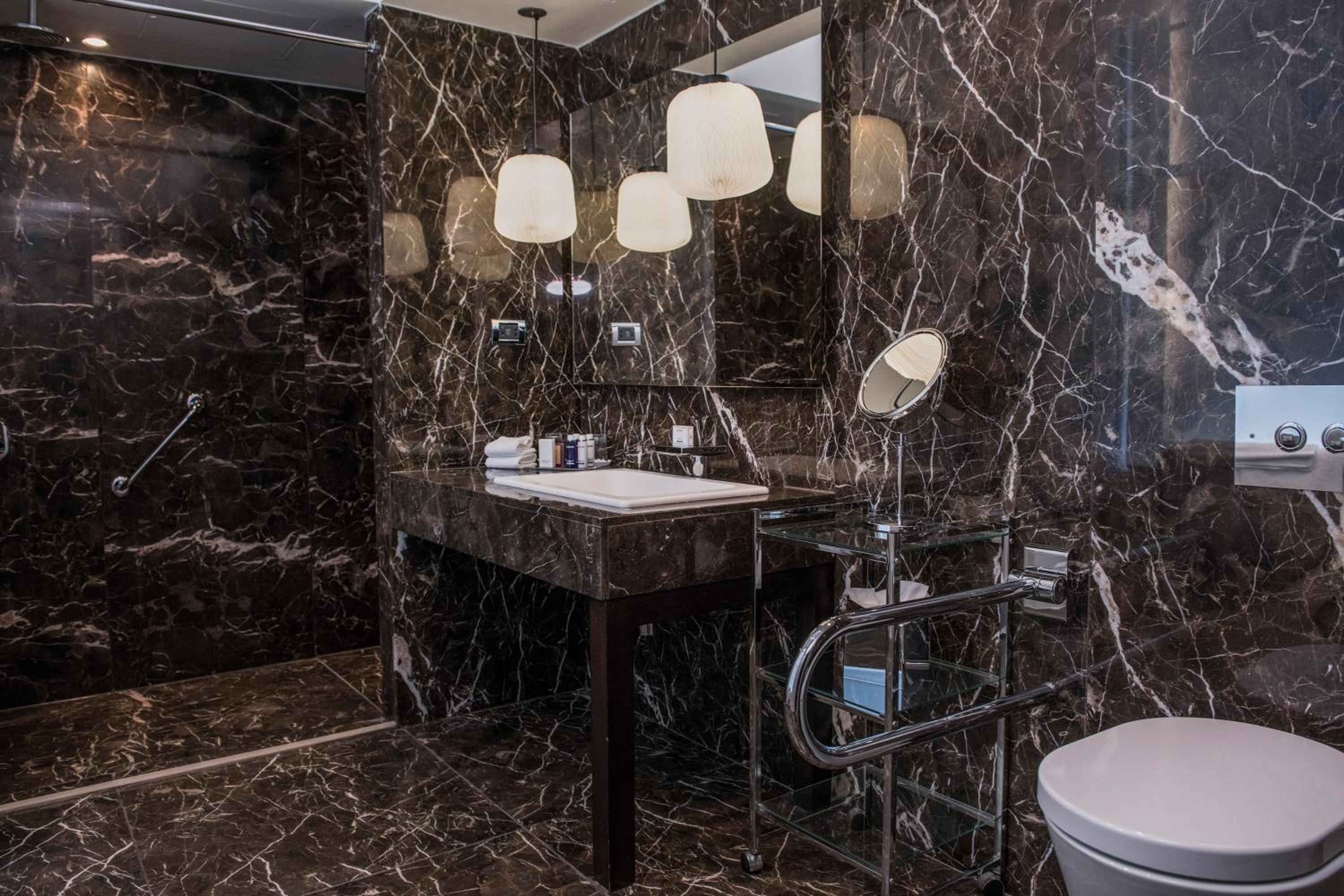 Premium King Room - Disability Access - Photo 2