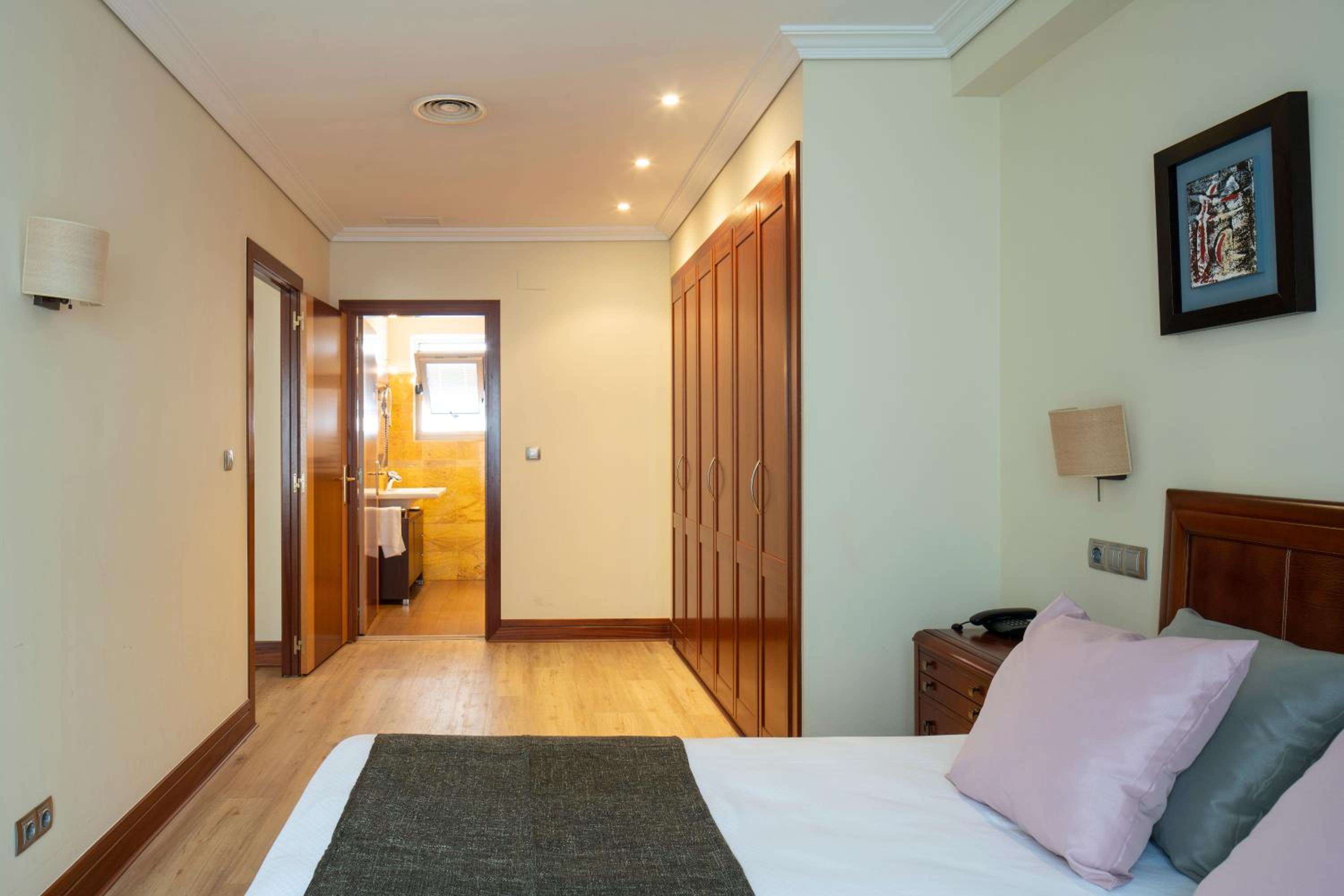 One-Bedroom Apartment - Photo 1