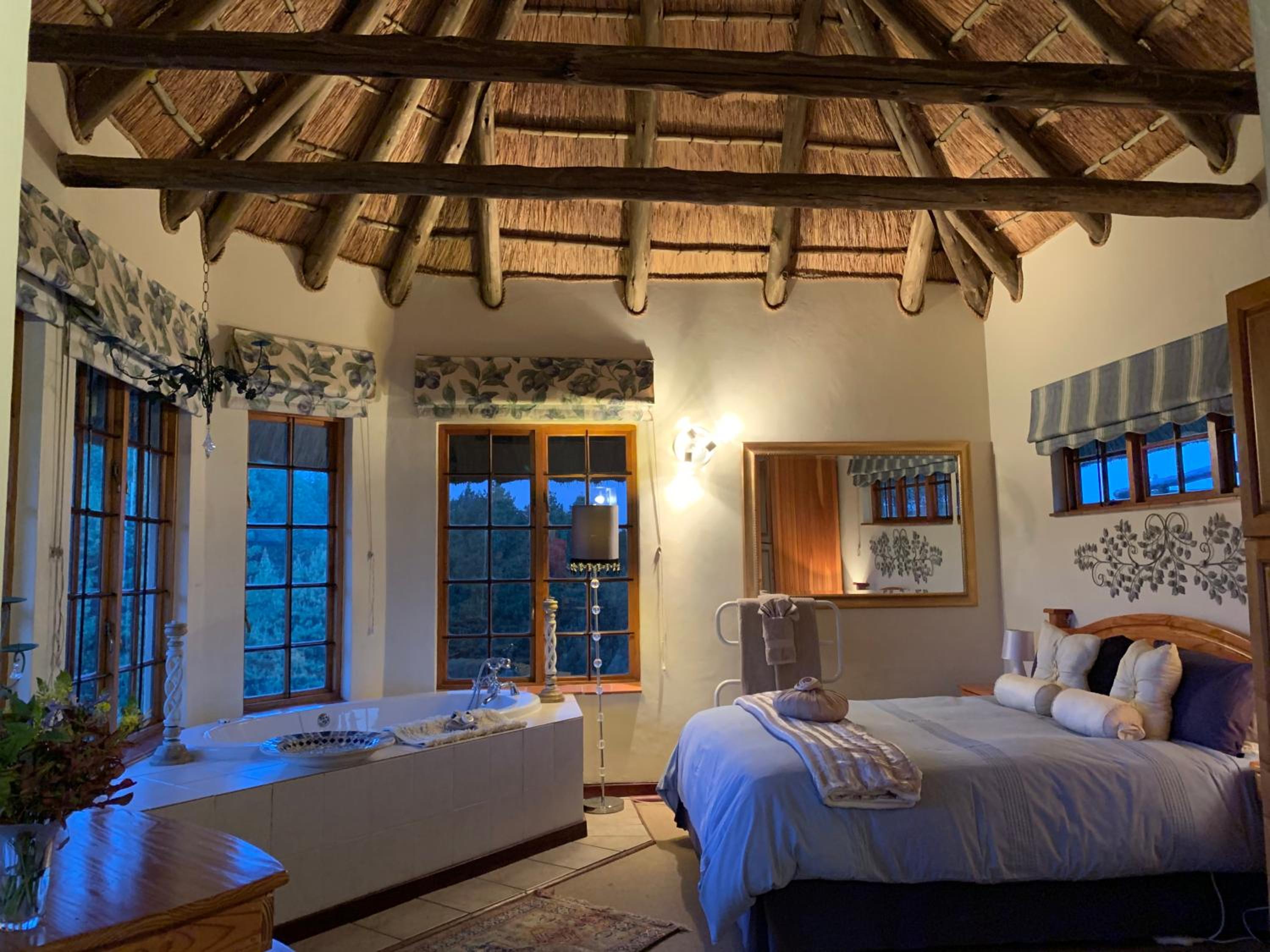 Honeymoon Queen Room photo 2