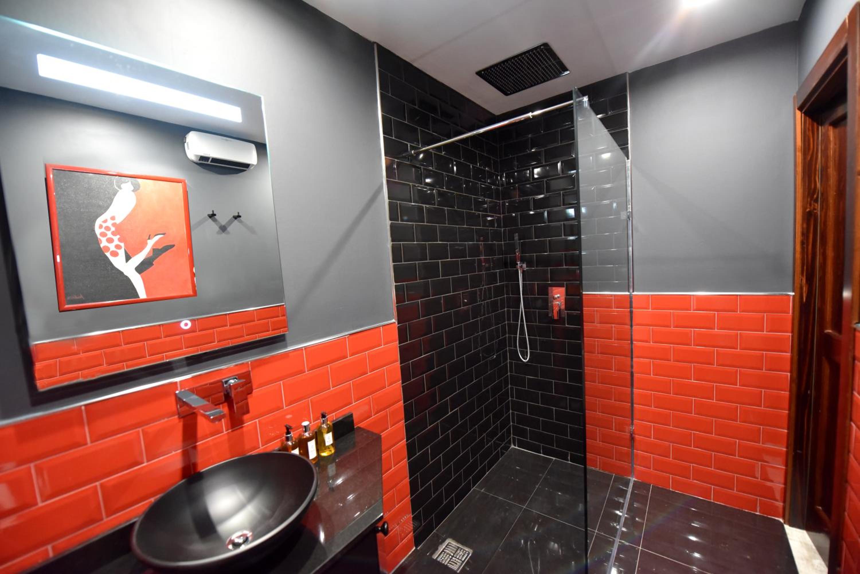 King Room with Balcony and Private External Bathroom photo 2
