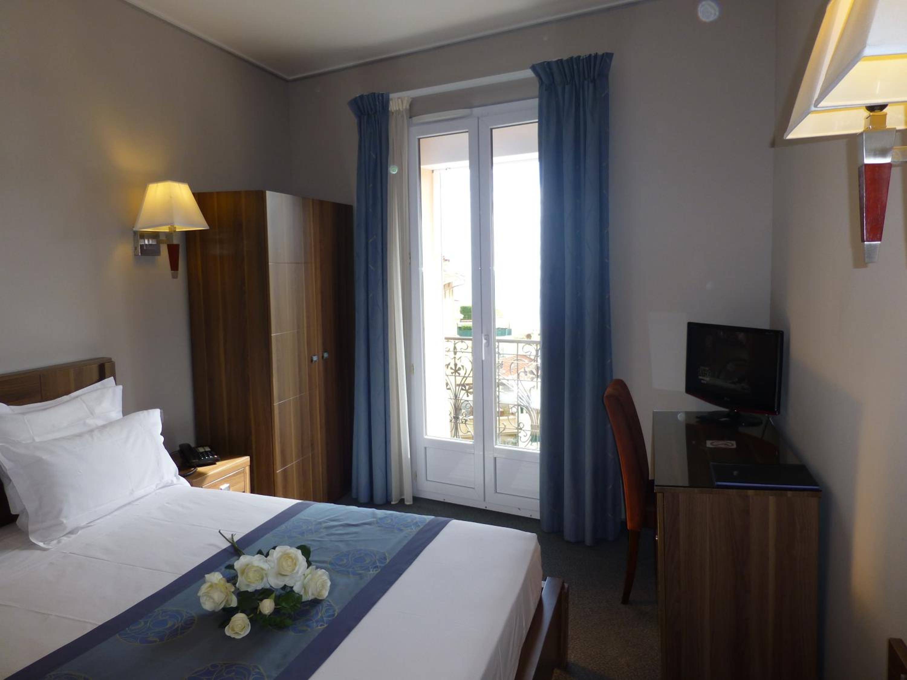 Double Room with Balcony - Street Side - Photo 4