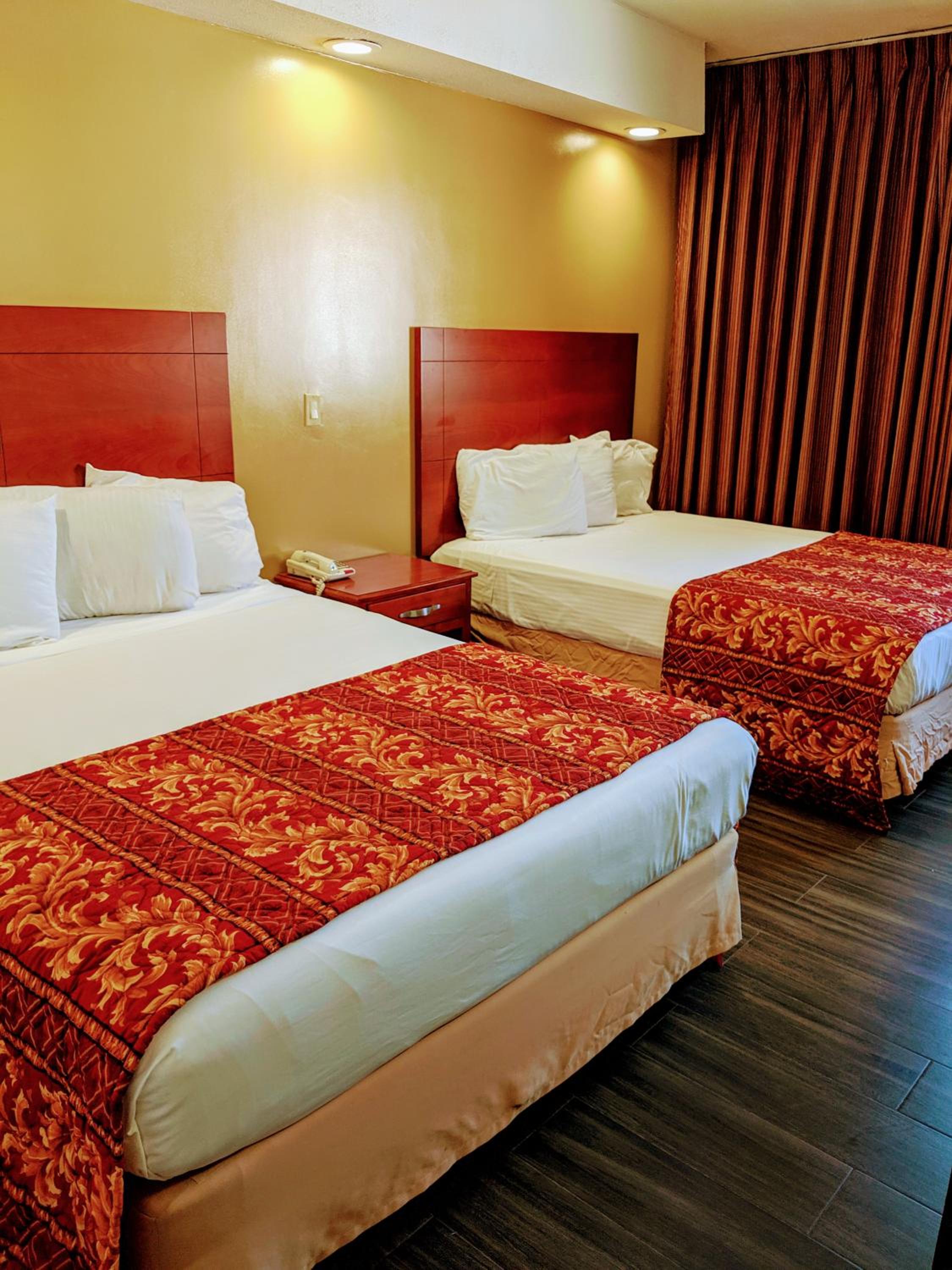 Queen Room with Two Queen Beds photo 1