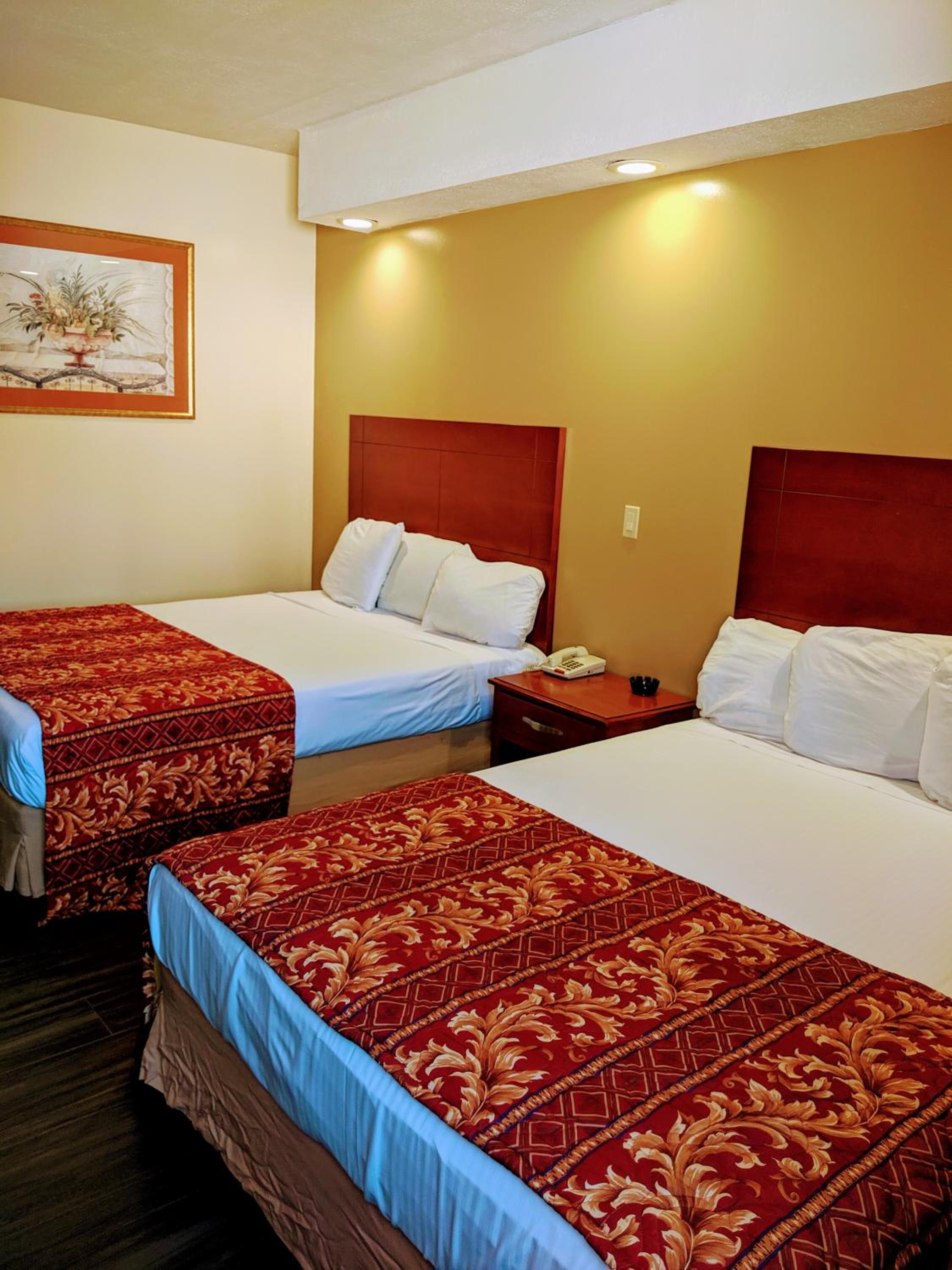 Queen Room with Two Queen Beds photo 3