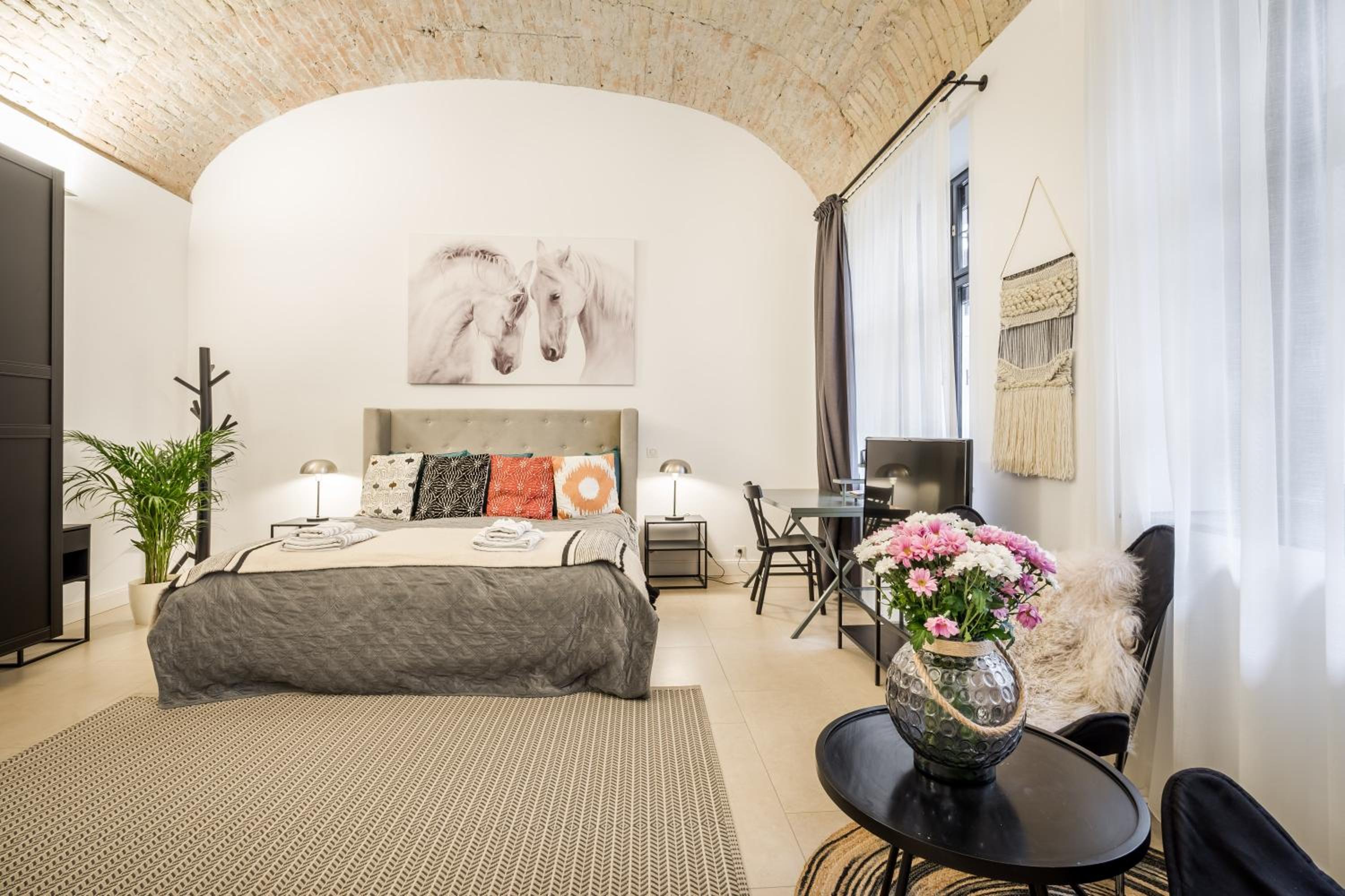 NEW! Cozy and bright holiday home in downtown