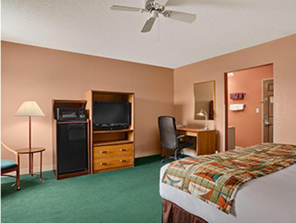 King Room - Non-Smoking - Photo 3